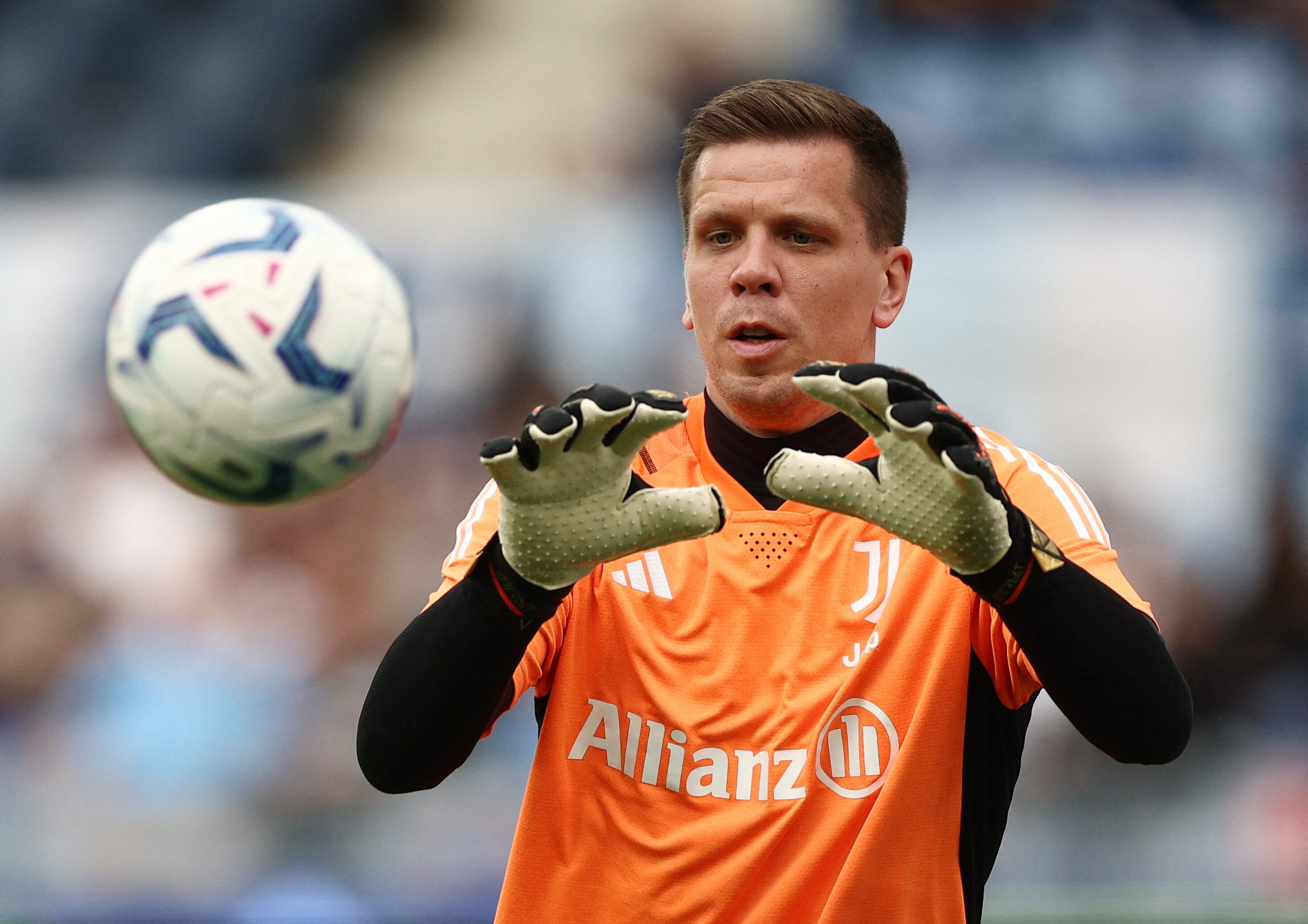 Wojciech Szczesny, ex arquero de Juventus, en el radar del Barcelona. El polaco se retiró en esta temporada y podría considerar regresar a las canchas ante el interés del club español (REUTERS/Guglielmo Mangiapane)