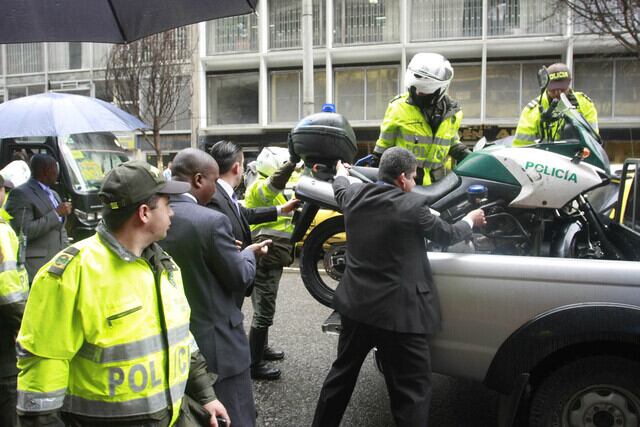 El aparatoso accidente afectó la motocicleta de los dos uniformados que transitaban por el sector - crédito Colprensa