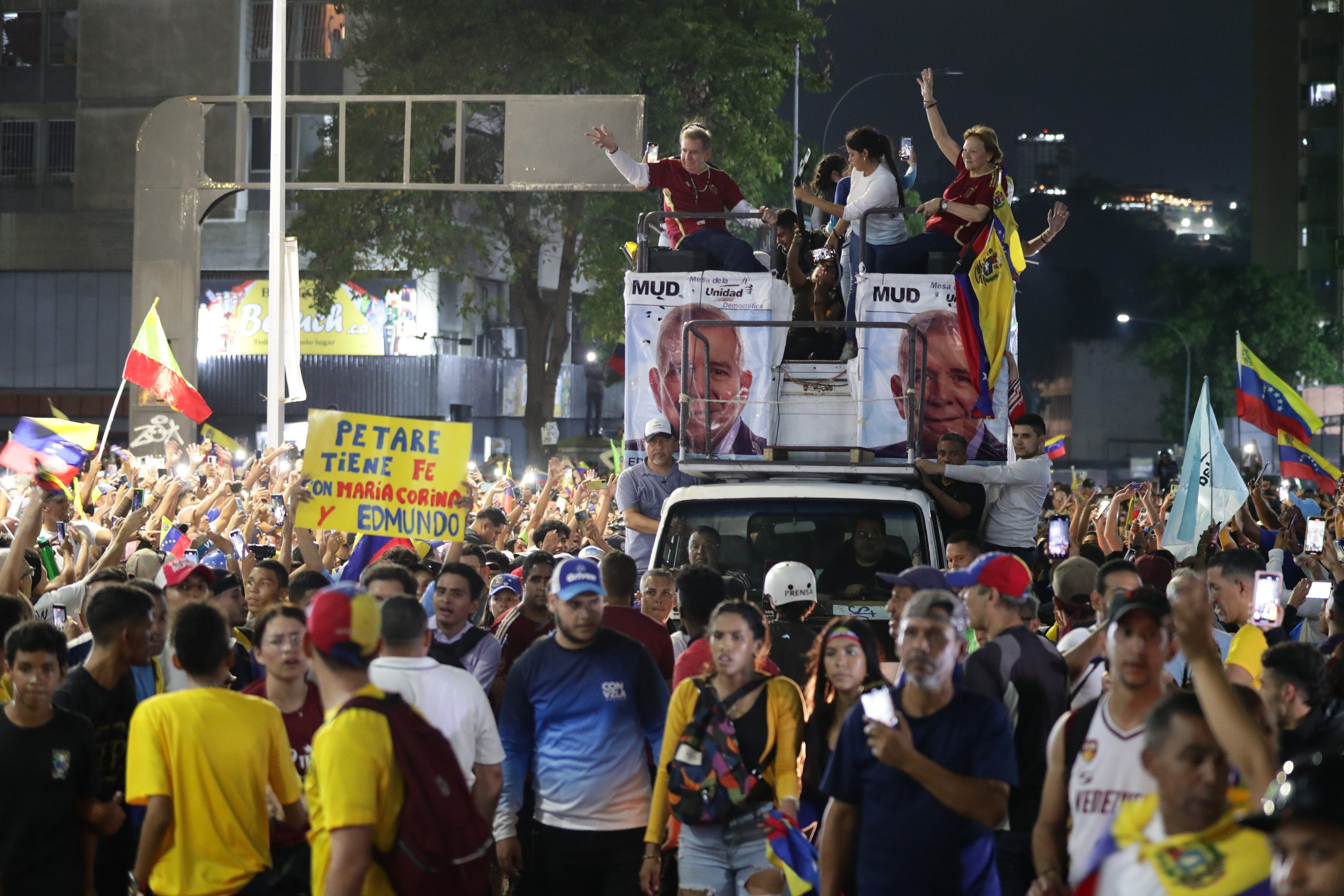 El candidato opositor Edmundo González (i, arriba) participa en un acto de campaña este jueves, en Caracas (Venezuela). EFE/ Ronald Peña R.
