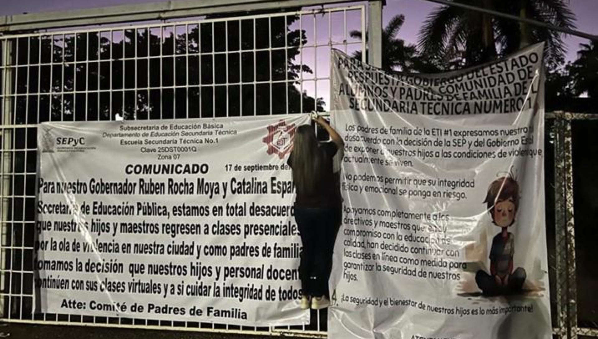 Mensaje de padres y madres de familia a Rocha Moya y Catalina Esparza en la Escuela Secundaria Técnica No. 1. (Especial)