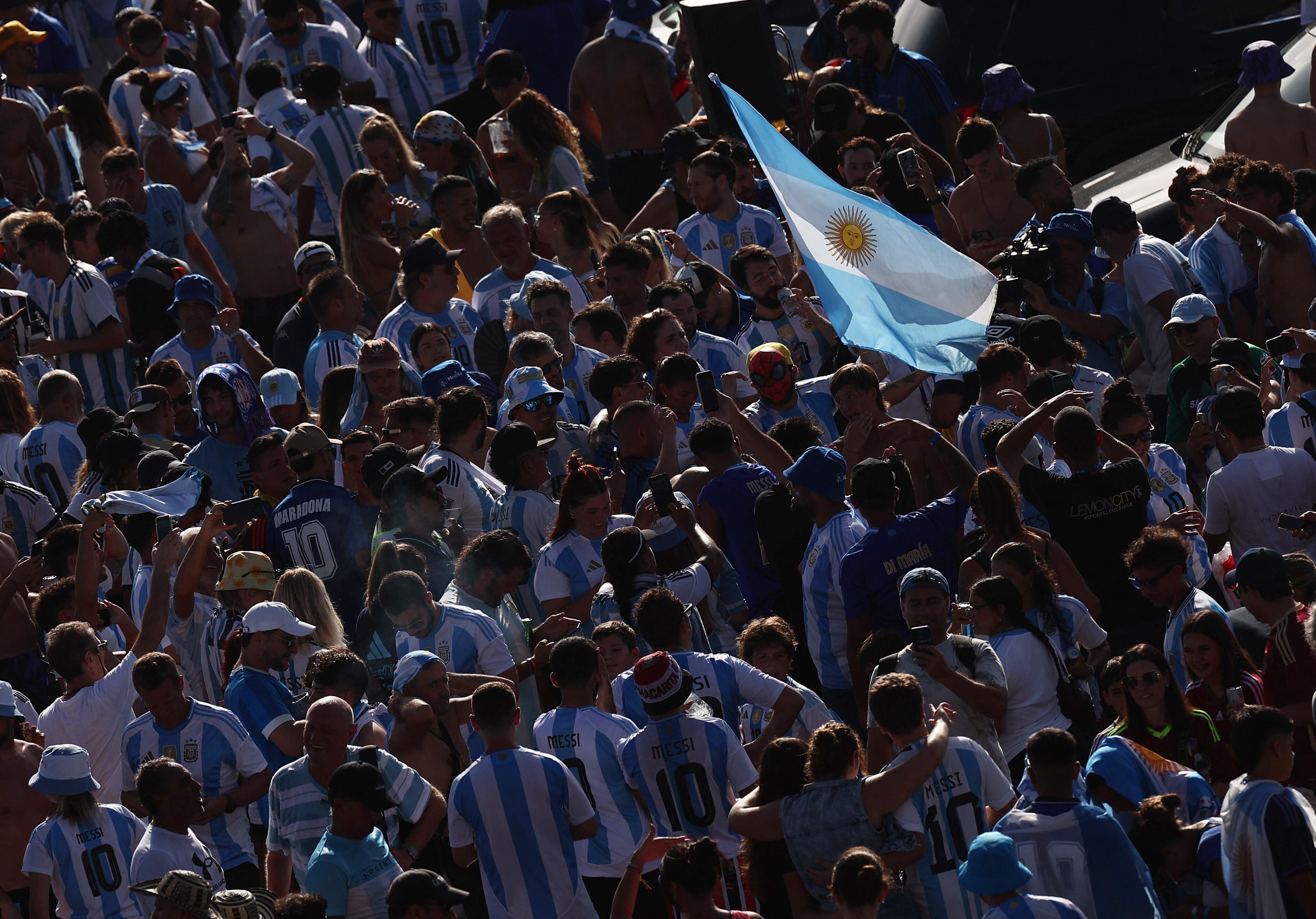 Los hinchas argentinos fuera del estadio espera poder entrar (REUTERS/Agustín Marcarian)