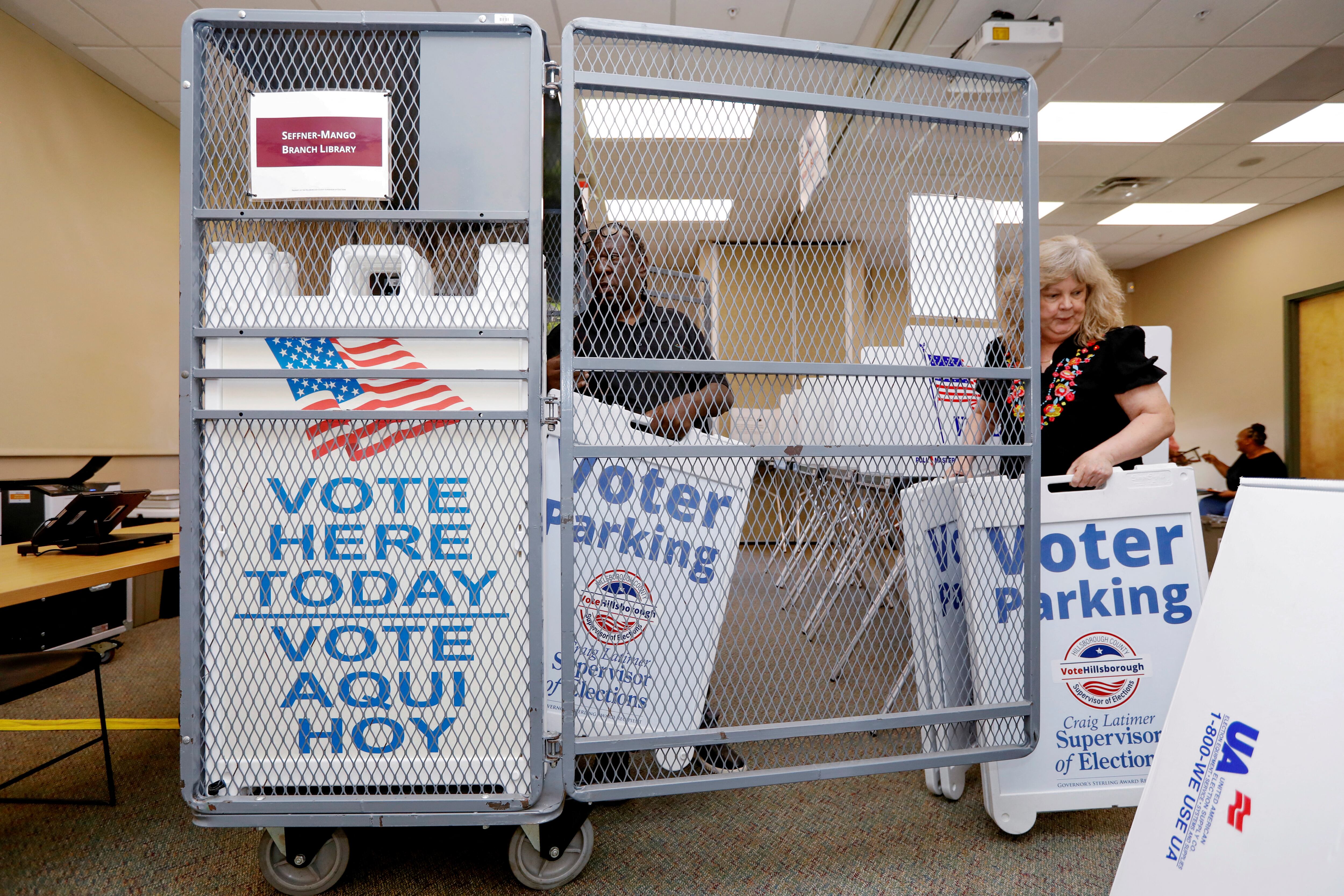 Los trabajadores electorales de la Oficina del Supervisor de Elecciones del Condado de Hillsborough estuvieron ocupados instalando el equipo para la votación anticipada en la Biblioteca Seffner-Mango en Seffner, Florida, Estados Unidos (REUTERS/Octavio Jones)