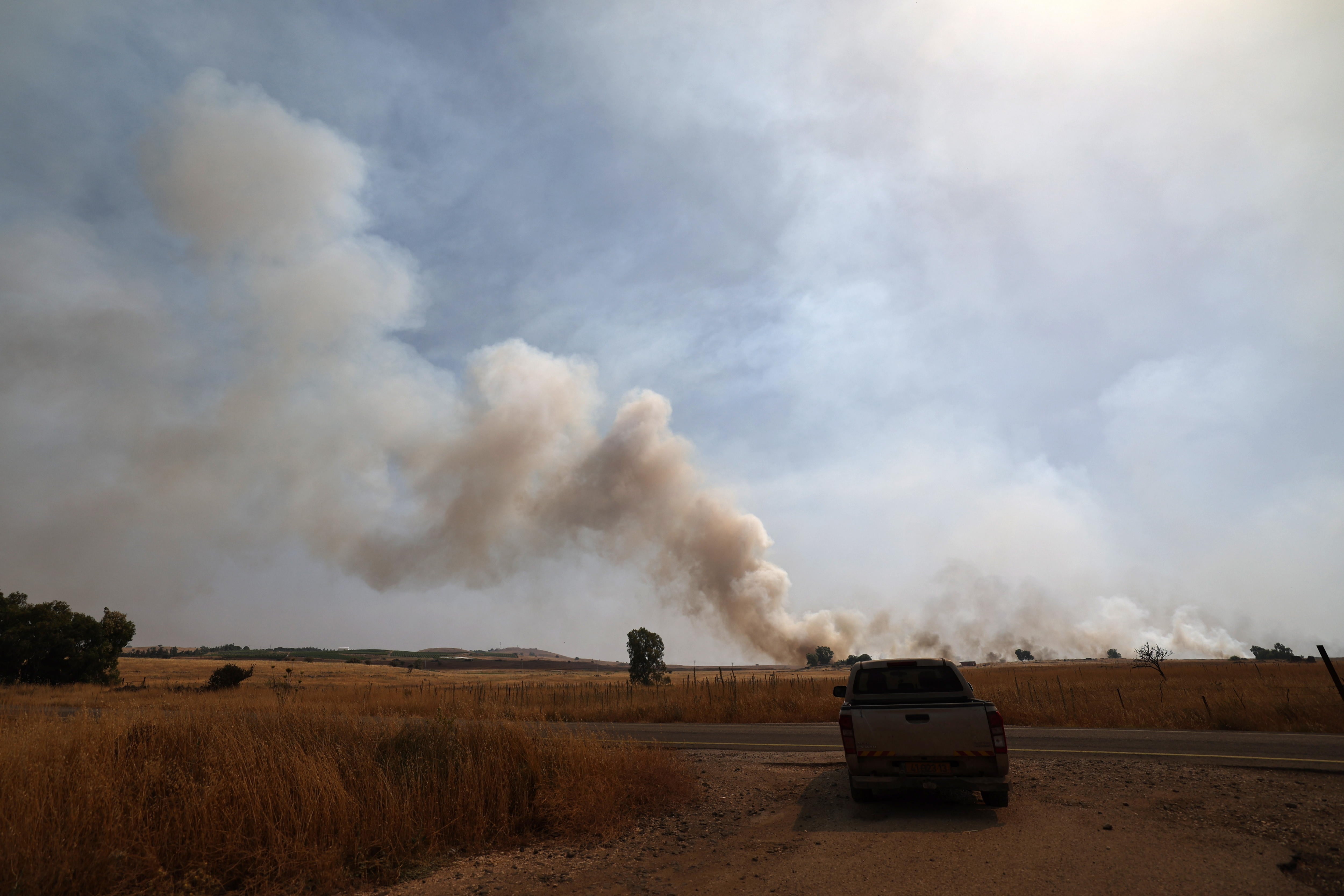 El humo provocado por un incendio se eleva en el cielo, tras los ataques desde el Líbano, cerca de Qela Alon, en los Altos del Golán anexados por Israel, el 13 de junio de 2024.
 EFE/EPA/ATEF SAFADI
