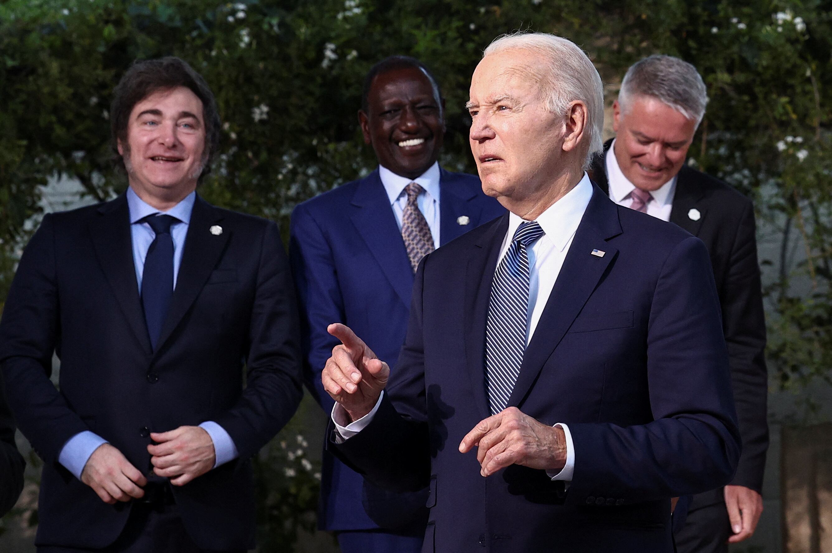 Milei junto a Biden en la foto oficial (REUTERS/Guglielmo Mangiapane)