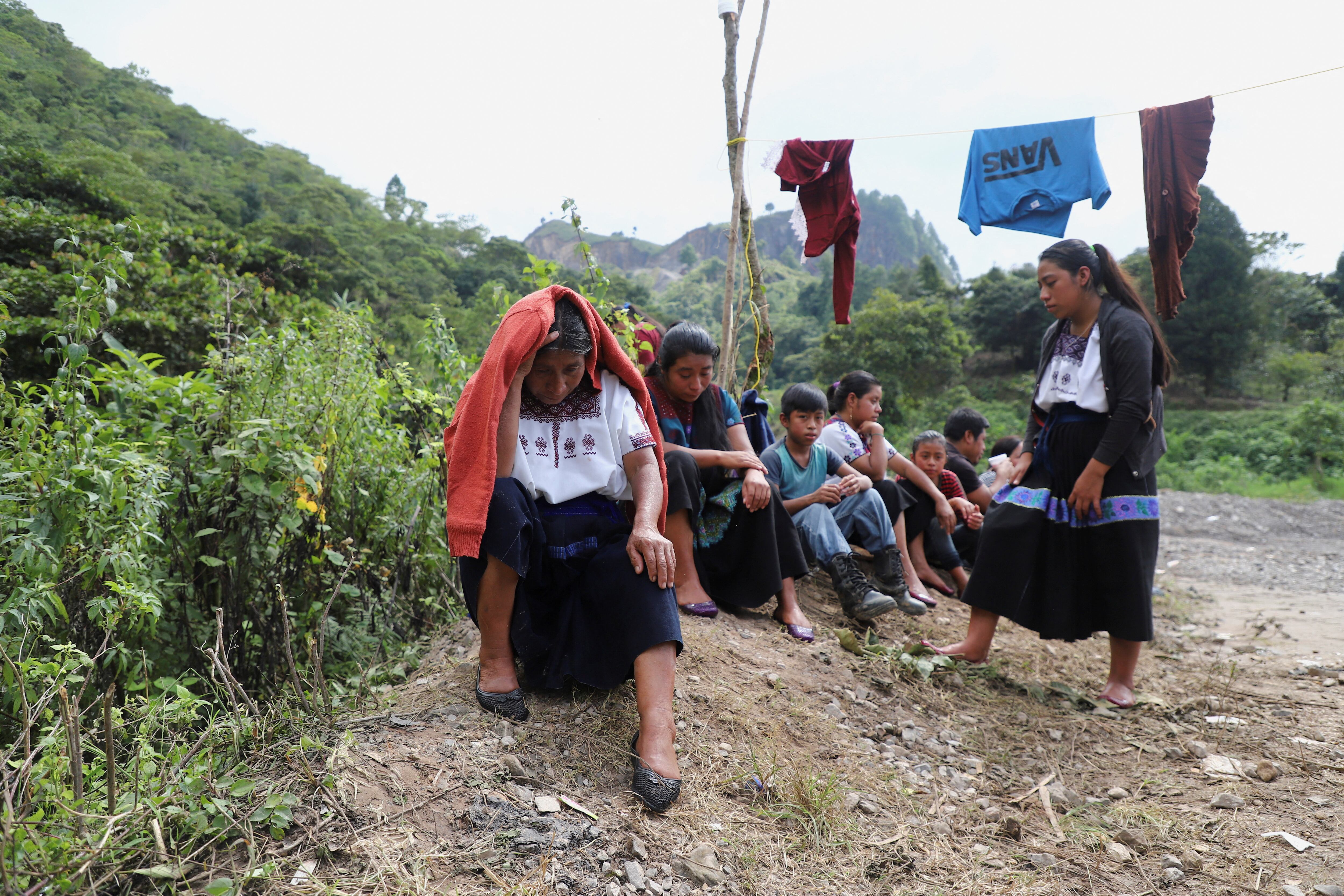 Un grupo de personas se sienta en el suelo luego de ser desplazados de su pueblo (Foto ilustrativa: REUTERS/Jacob Garcia9