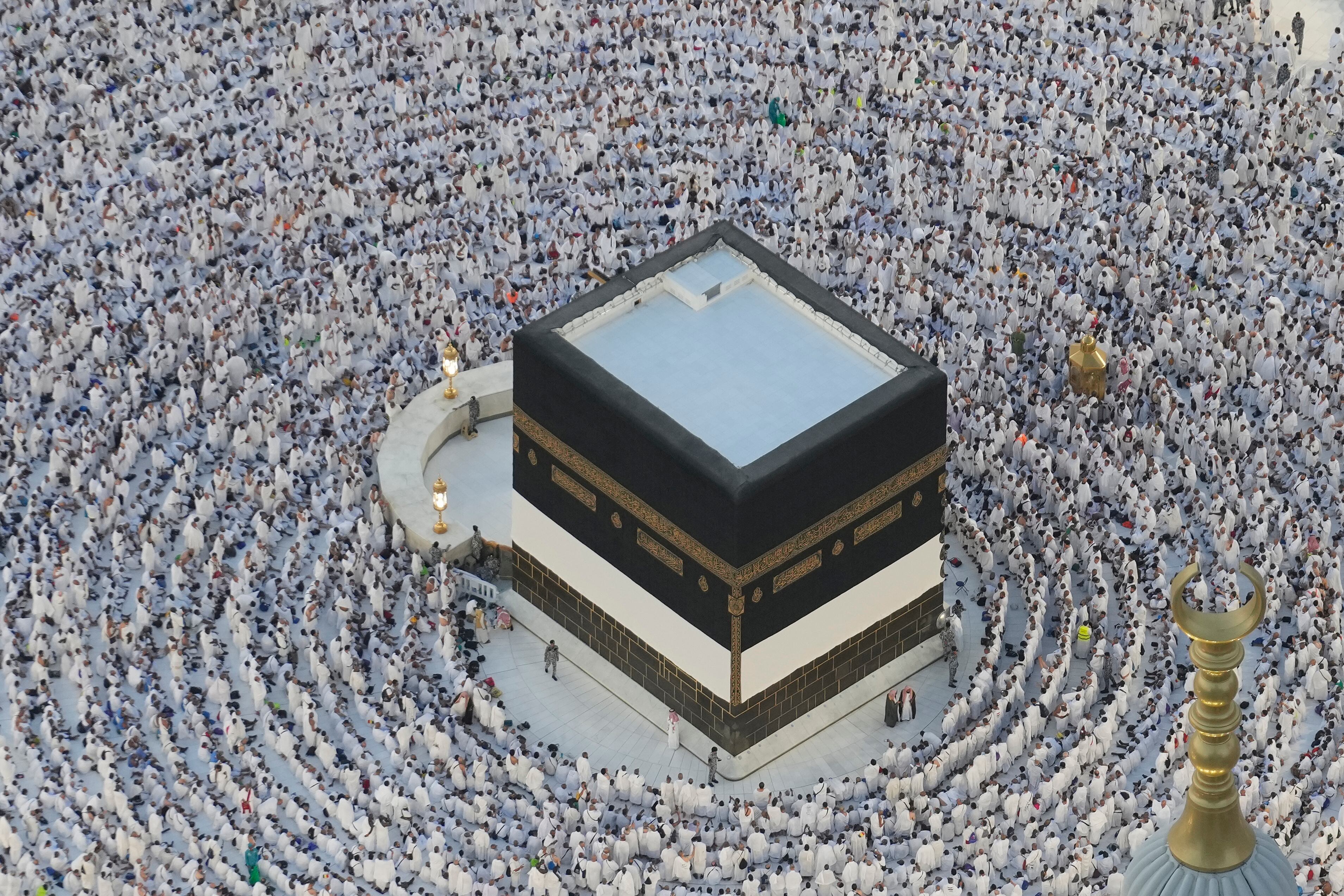 Peregrinos musulmanes rodean la Kaaba, un edificio cúbico en la Gran Mezquita, durante el peregrinaje anual del haj en La Meca, Arabia Saudí, el martes 11 de junio de 2024. (AP Foto/Rafiq Maqbool)