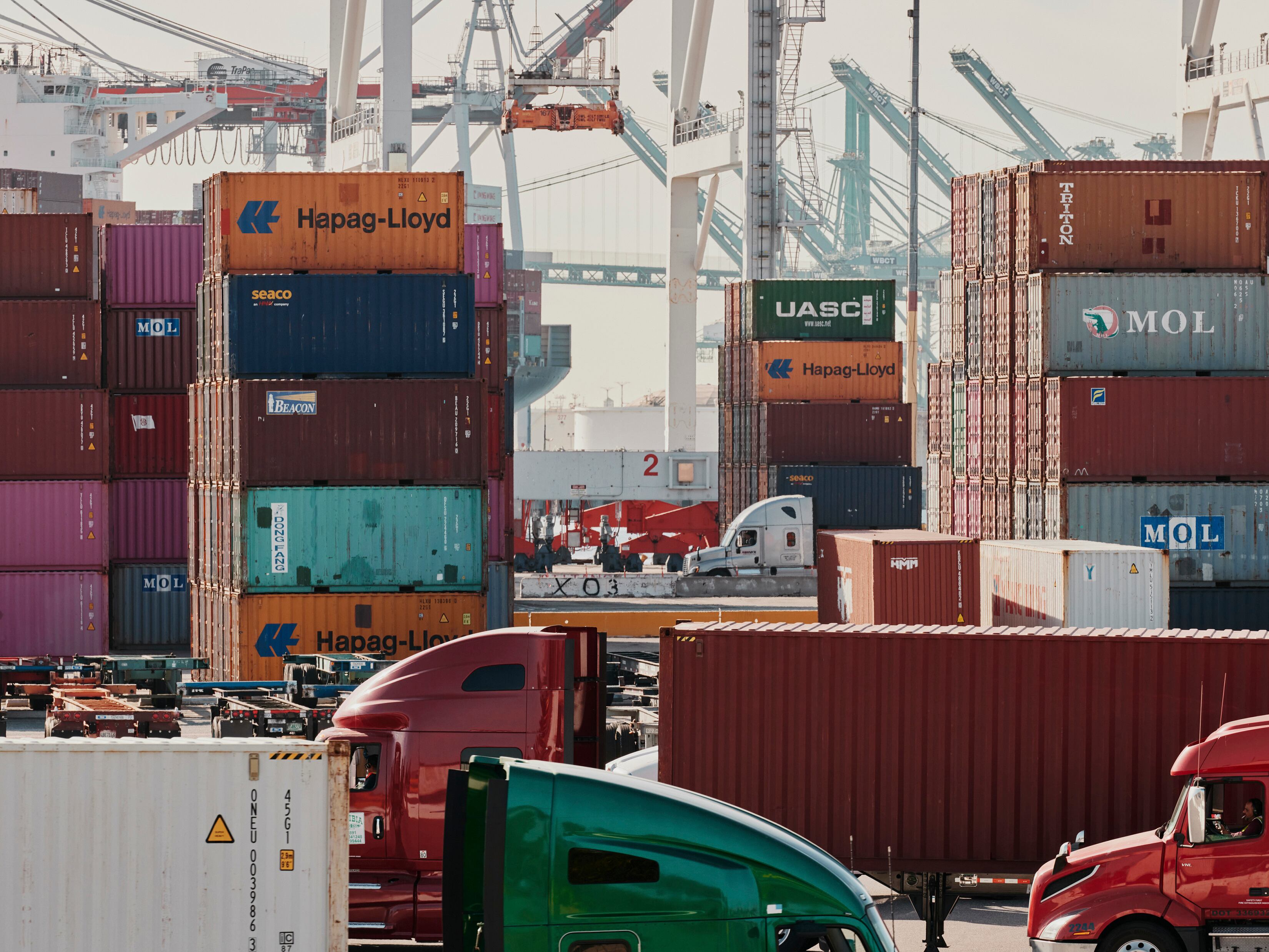 Contenedores en el puerto de Los Ángeles en San Pedro, California, el 1.° de noviembre de 2023. (Adán Amengual/The New York Times).