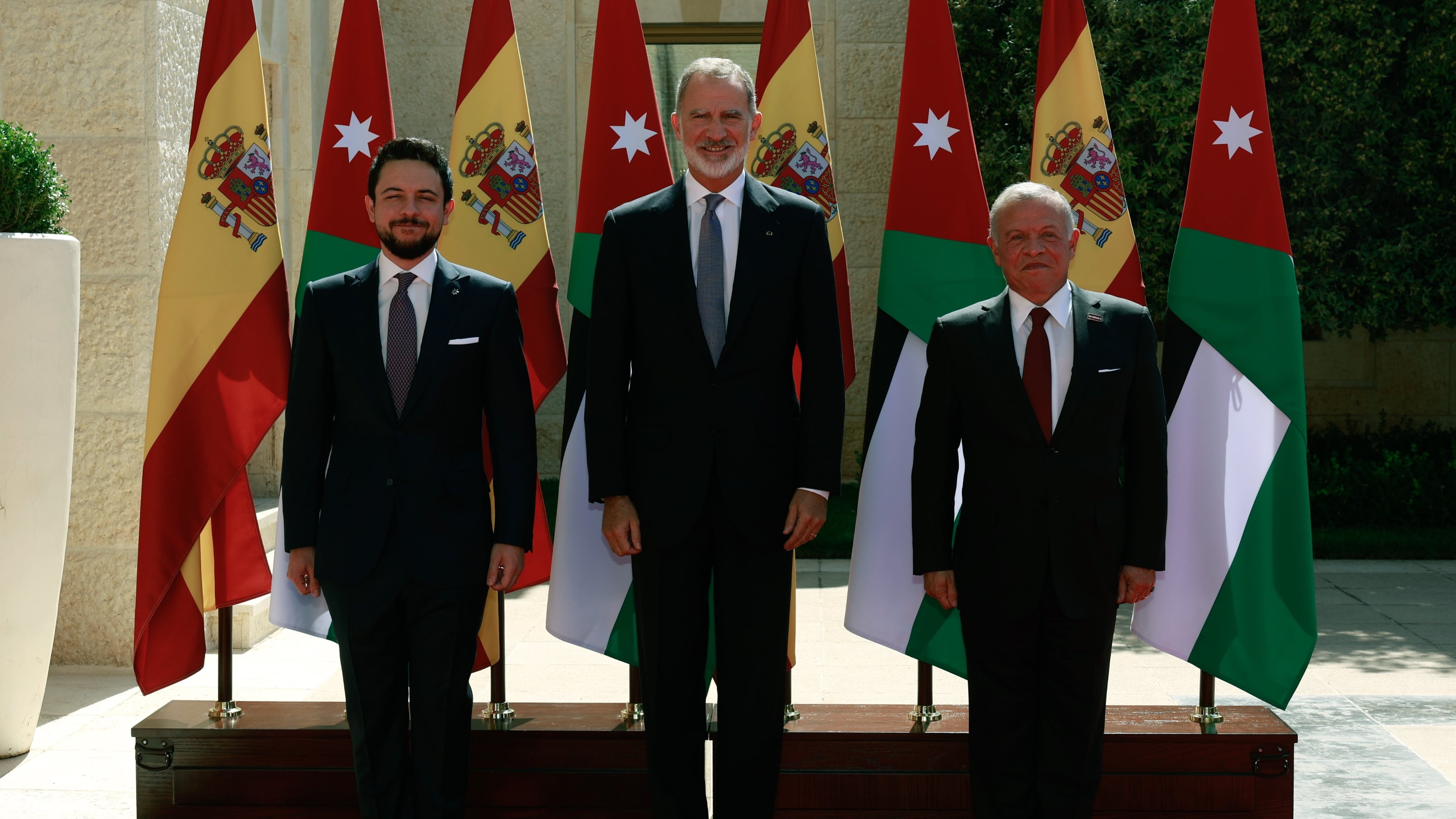 El rey Felipe VI llega a Jordania: encuentro con los españoles residentes y visita a un campo de refugiados palestinos 