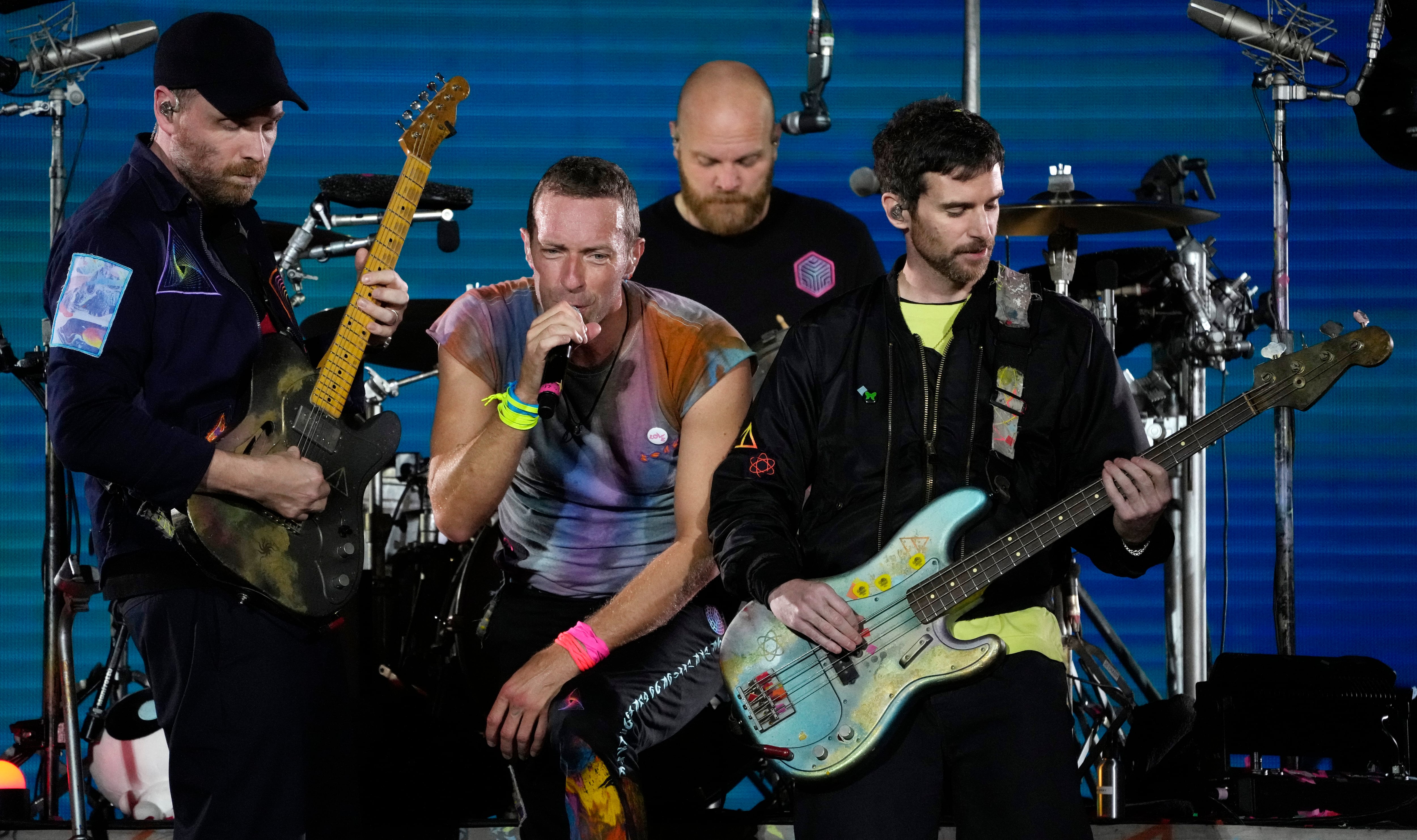 El último sencillo de Coldplay, "We Pray", fue interpretado por Chris Martin junto a la invitada especial Elyanna en el festival iHeartRadio (AP/Chris Pizzello)