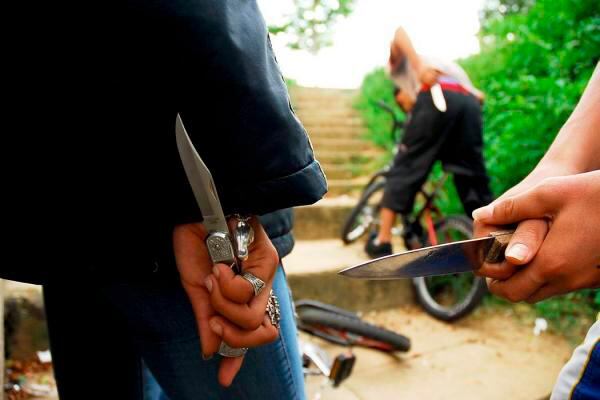 La fila para acceder a los servicios del restaurante escolar en Bogotá terminó en duelo a cuchillos de dos estudiantes.
Foto: Colprensa