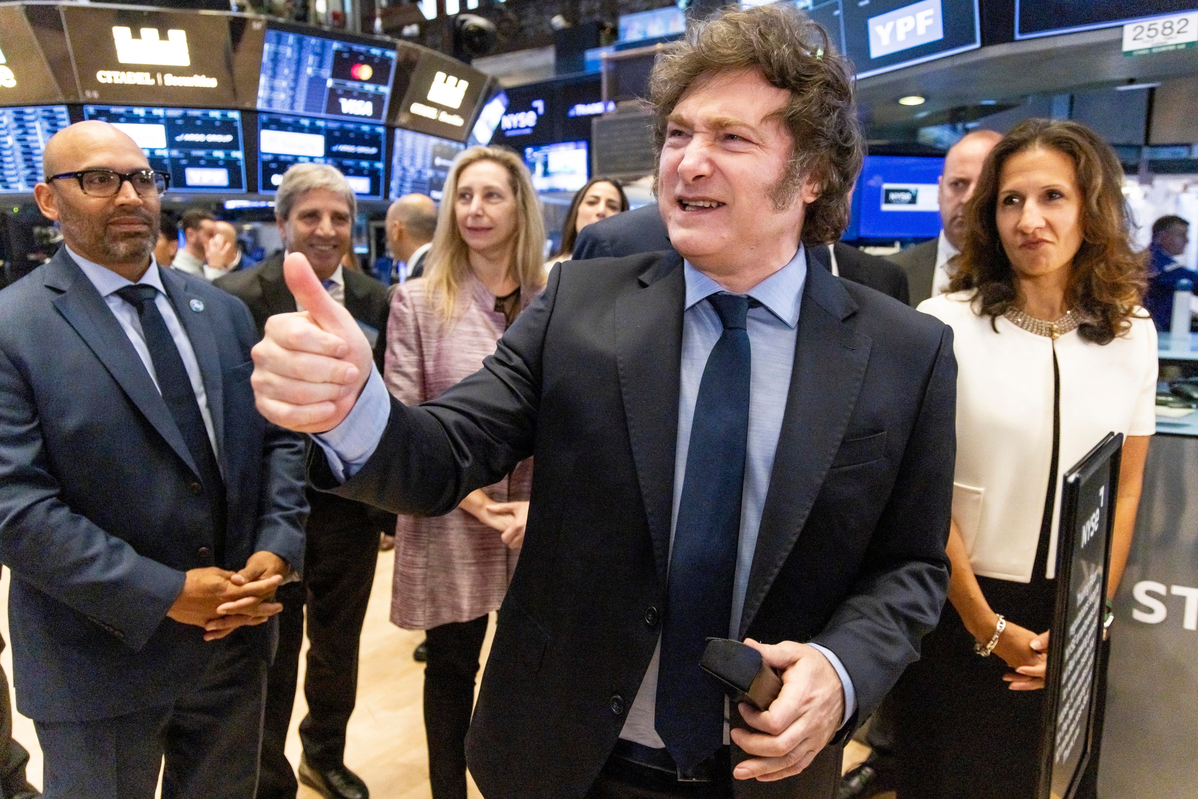 El presidente de Argentina, Javier Milei (c) participa en la jornada de este lunes en la Bolsa de Nueva York (EE.UU.). EFE/EPA/JUSTIN LANE
