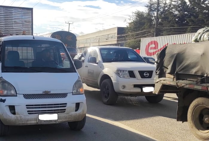 Se presenta camioneta varada en la localidad de Fontibón, en la Av. Centenario (calle 13) con carrera 123 - crédito @BogotaTransito / X