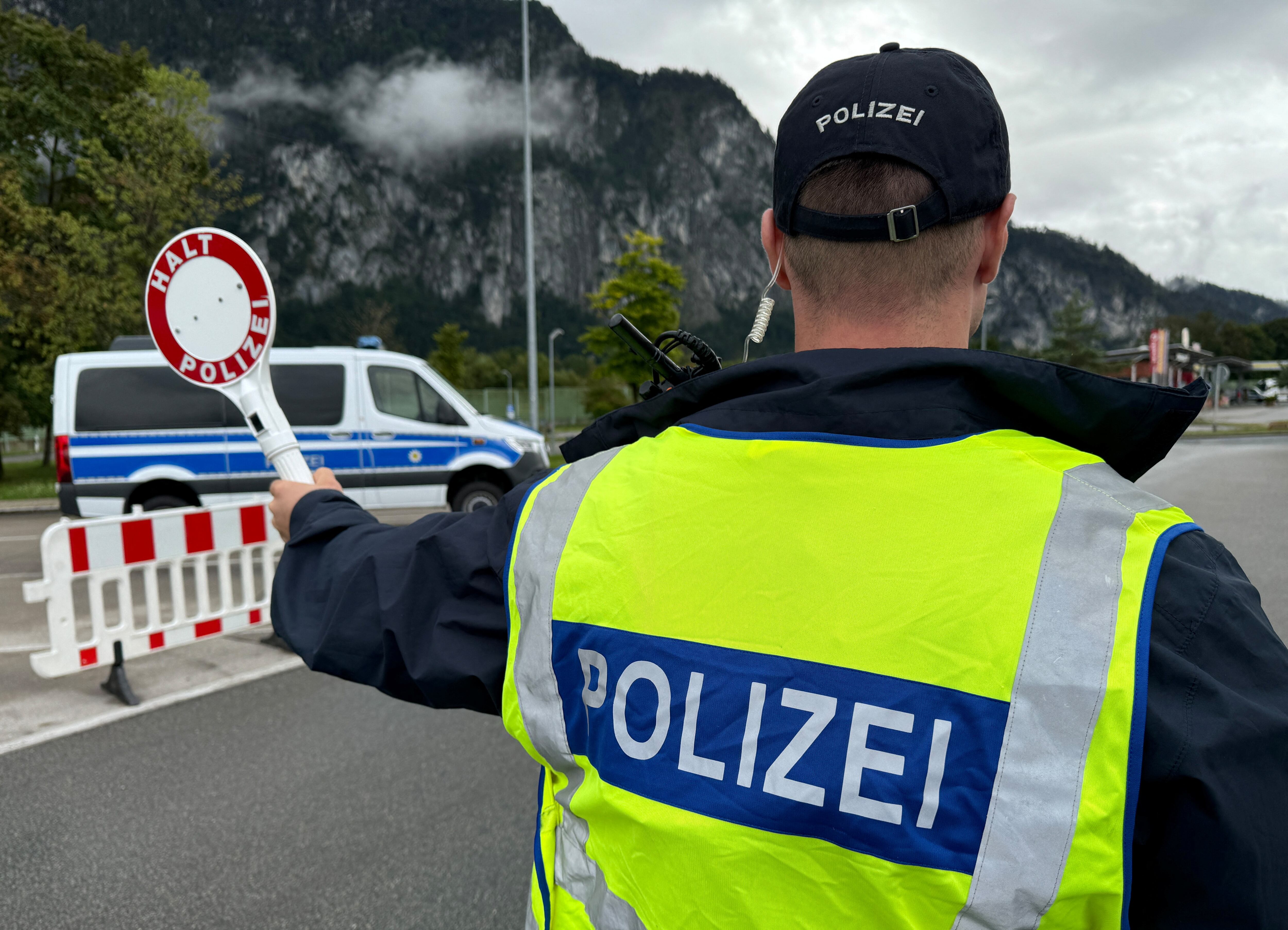 Policía alemán realiza controles en la frontera con Austria (Ayhan Uyanik/Reuters)