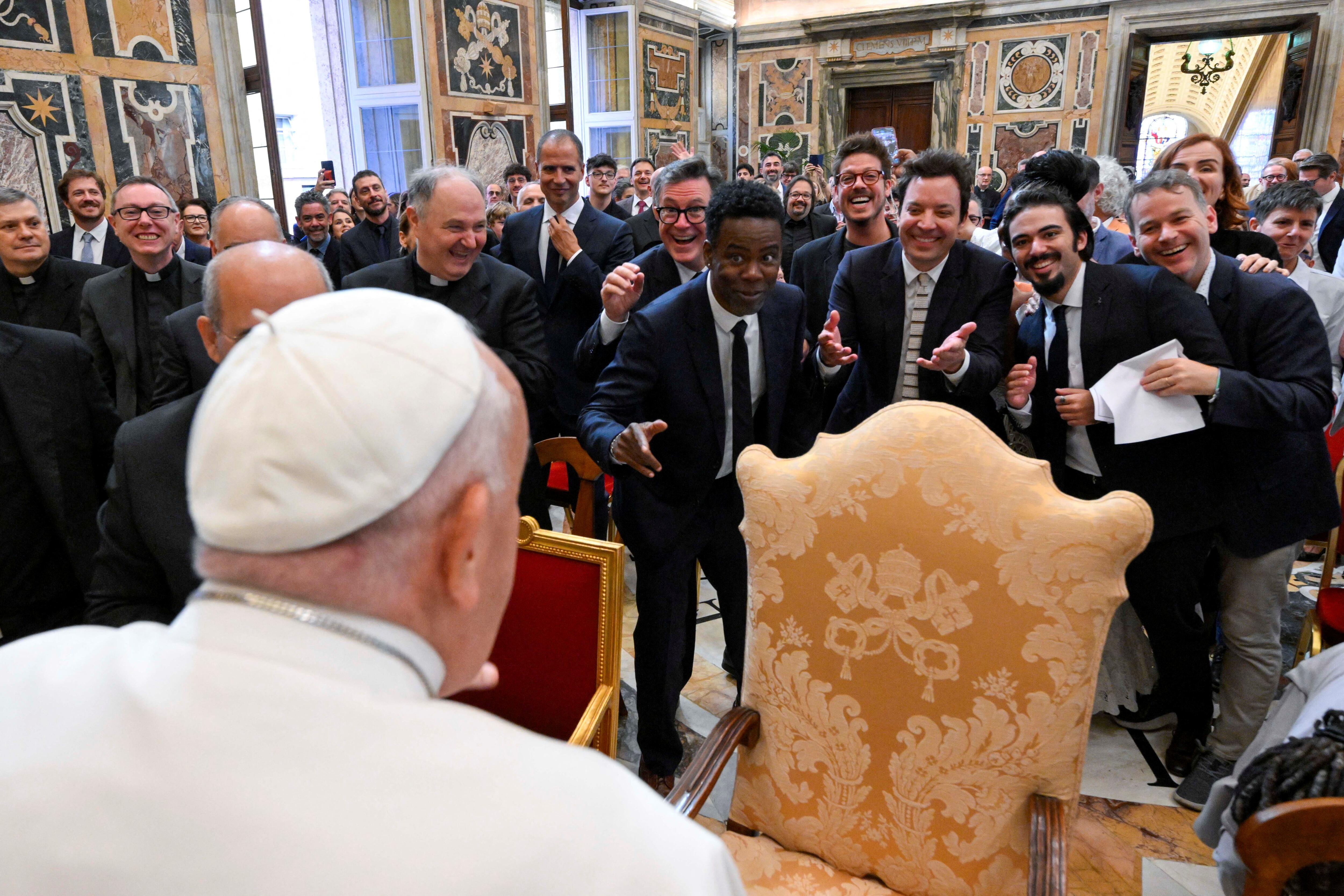 El papa Francisco junto a humoristas en el Vaticano (Vatican Media/Reuters)