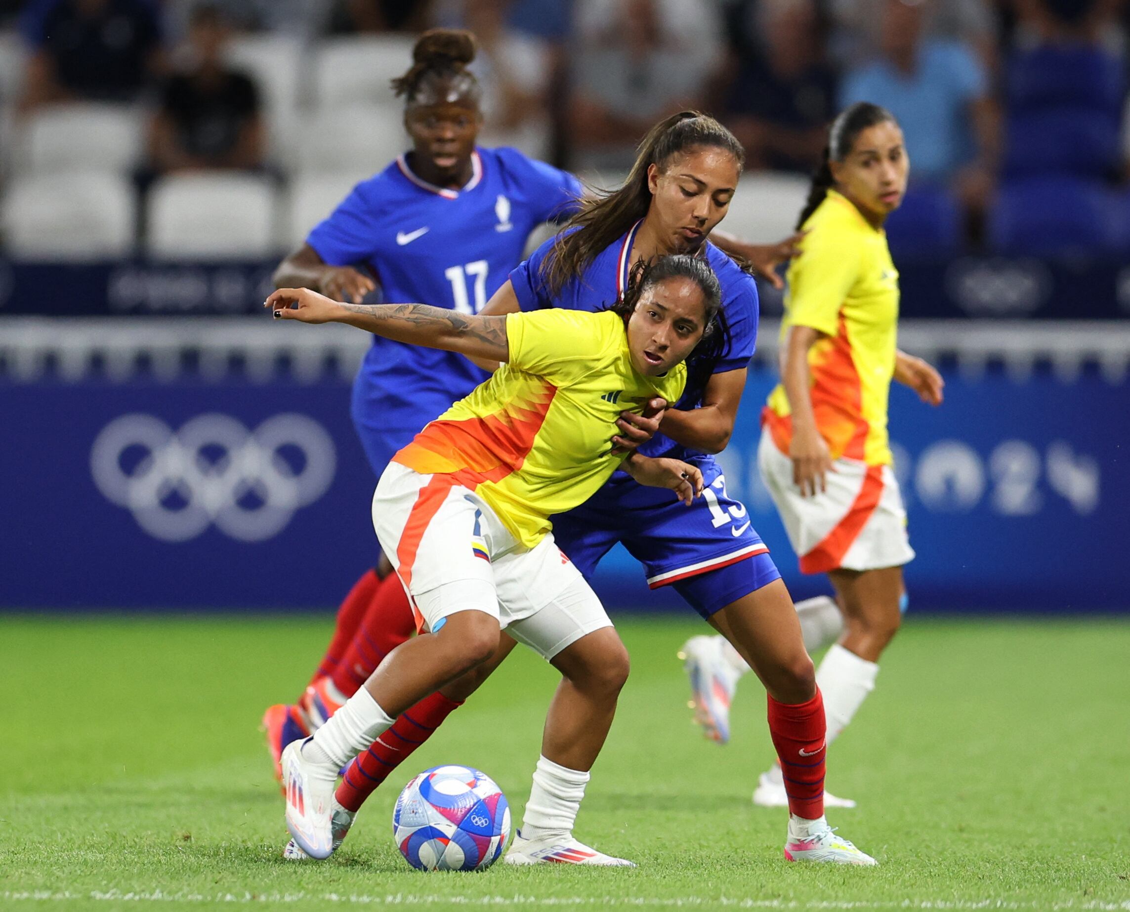 Selma Bacha y Manuela Pavi (quién podría ser la opción más remota para reemplazar a Mayra Ramírez vs. Nueva Zelanda) en la disputa de un balón el día 25 de julio -crédito Nir Elias / REUTERS