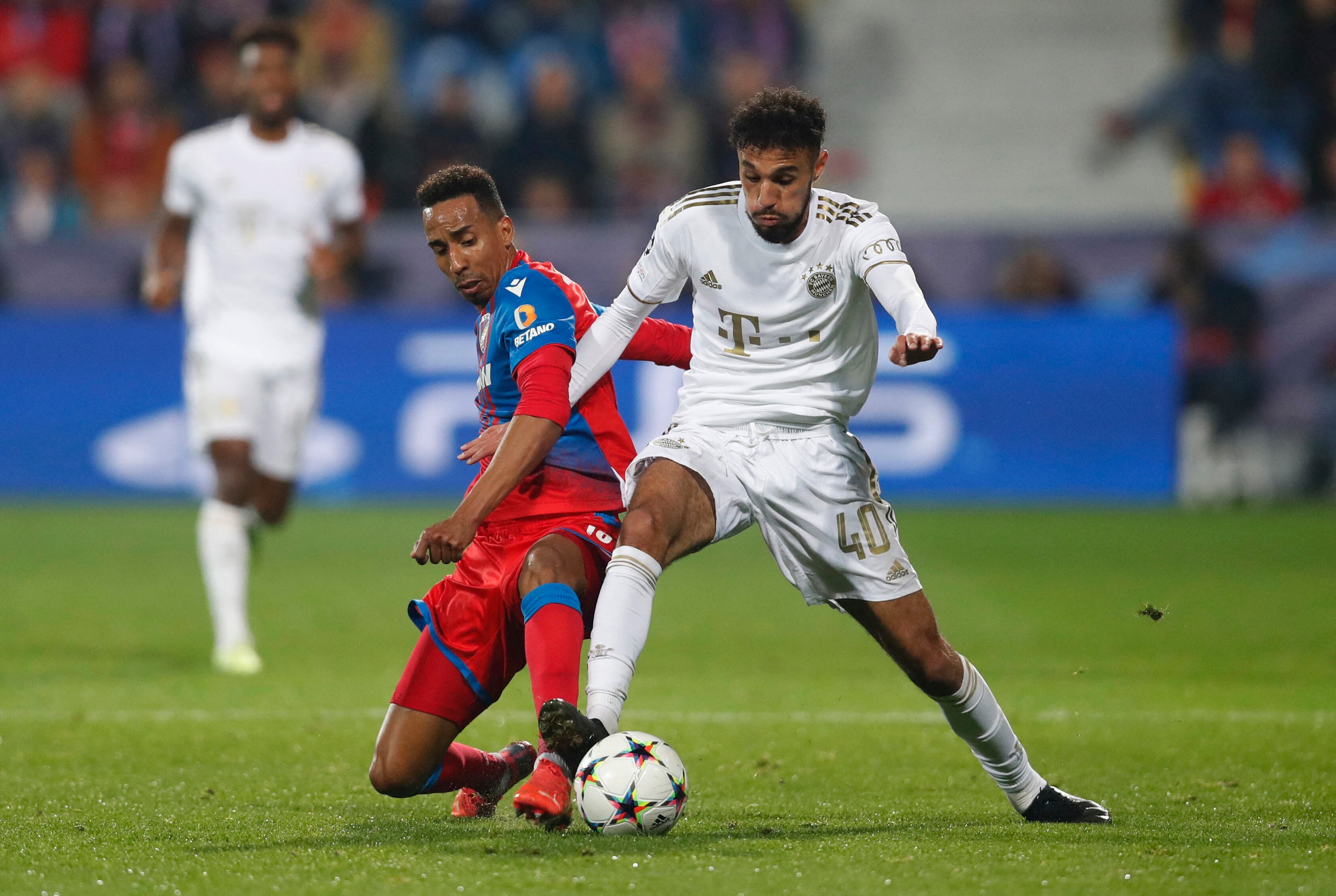 Jhon Mosquera disputando una pelota con Noussair Mazraoui en un duelo ante Bayer Munich el 12 de agosto de 2022 - crédito David W Cerny / REUTERS