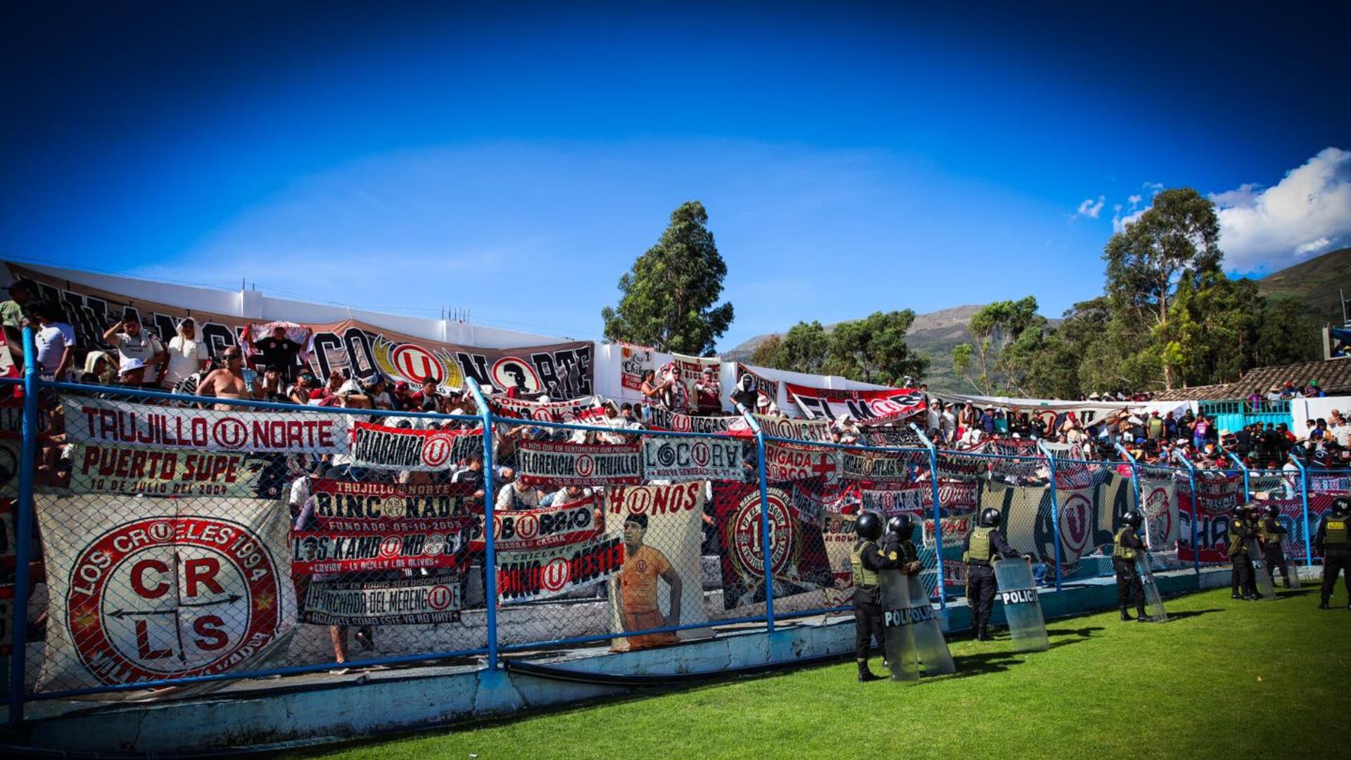 Hinchada de Universitario se hizo presente en el estadio Juan Maldonado Gamarra de Cutervo para alentar a los 'cremas' (Universitario)