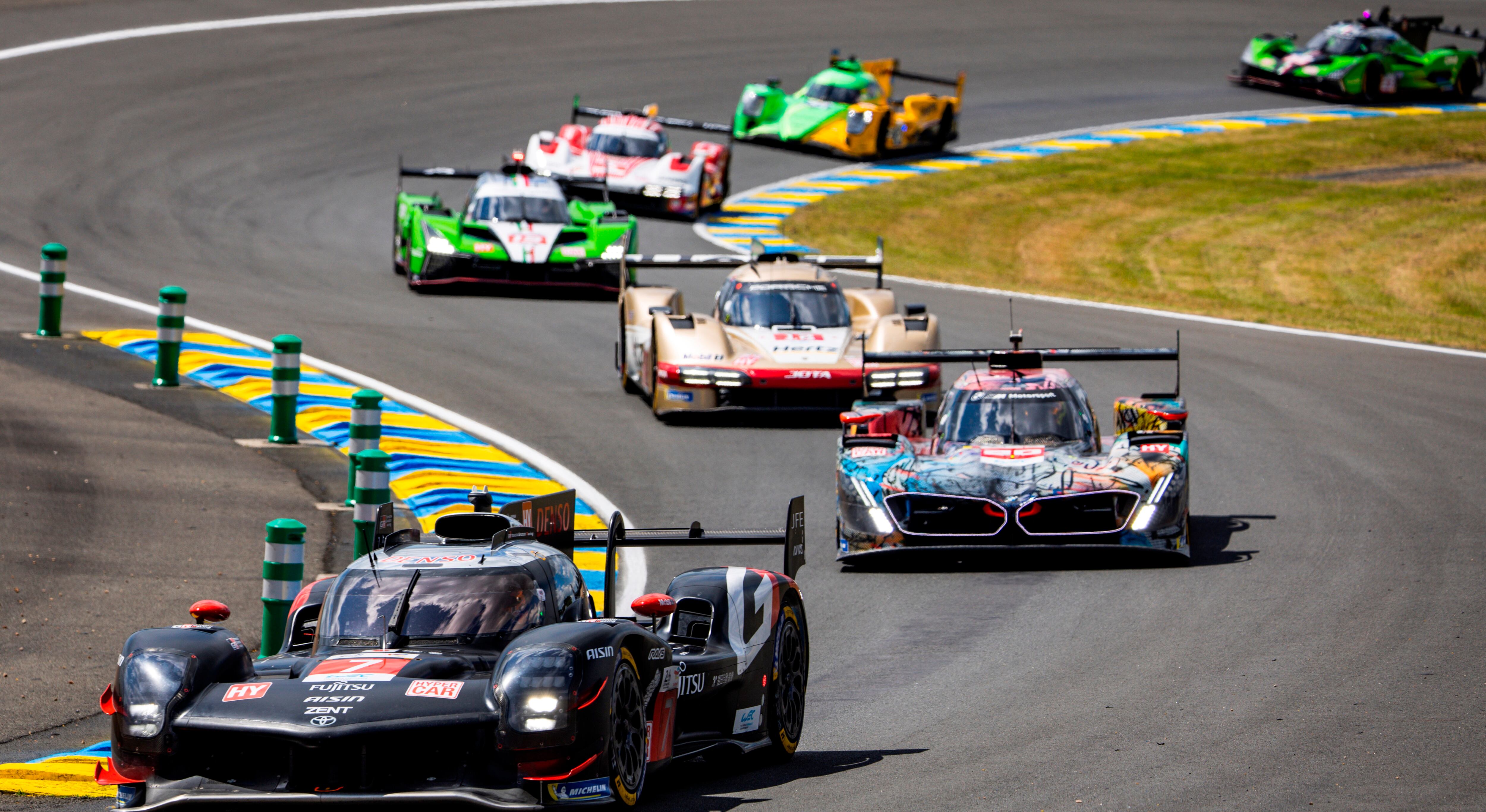 José María López liderando un pelotón en uno de los entrenamientos previos a las 24 Horas de Le Mans (DPPI / Prensa FIA WEC)