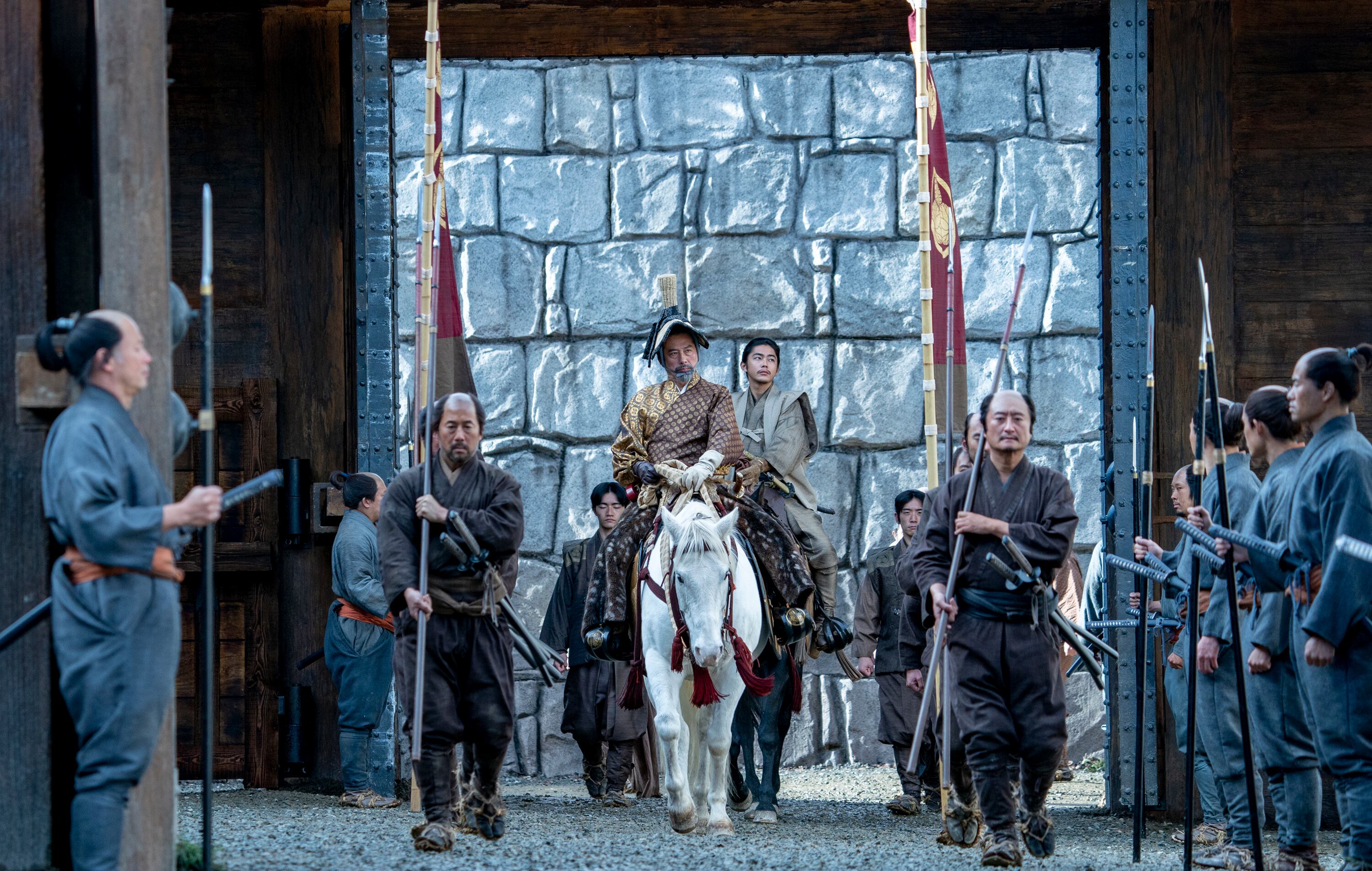 Esta imagen proporcionada por FX muestra a Hiroyuki Sanada como Yoshii Toranaga, en el centro, en una escena de "Shogun". (Katie Yu/FX vía AP)