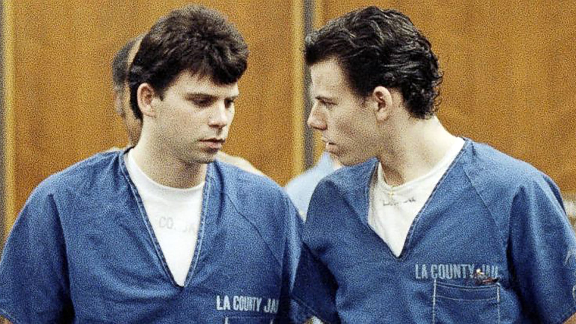 Lyle y Erik Menéndez fueron arrestados en 1990 tras confesar a su terapeuta el asesinato de sus padres en su mansión de Beverly Hills (AP)