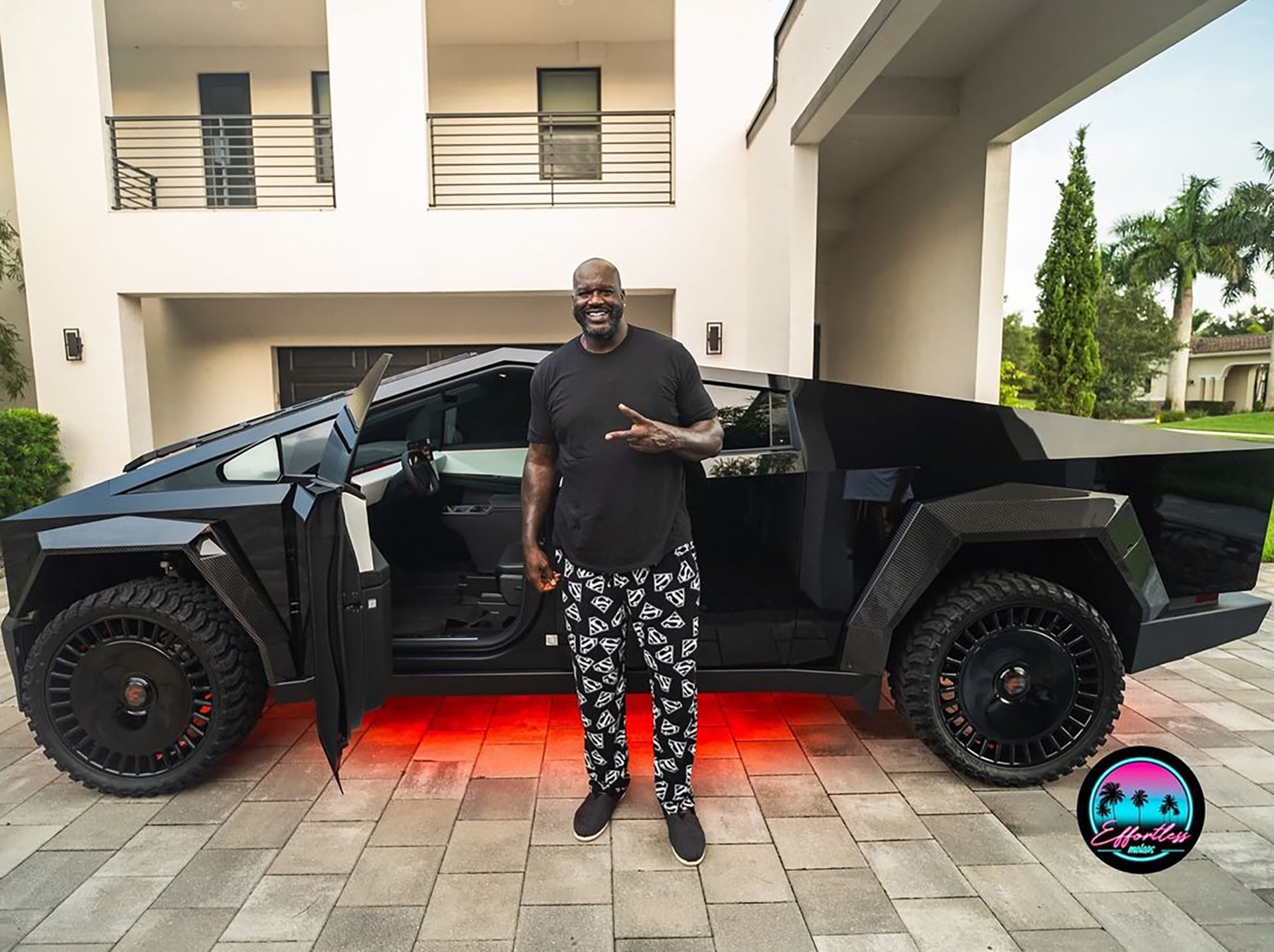 Shaquille O'Neal mostró su nuevo auto Tesla Cyberbeast