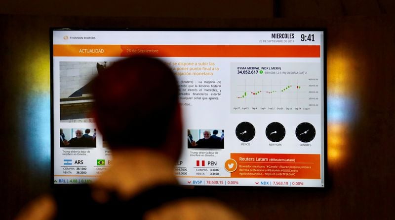 Foto de archivo: un hombre observa una pantalla con información sobre el índice Merval en Buenos Aires, Argentina. 26 sept, 2018. REUTERS/Marcos Brindicci