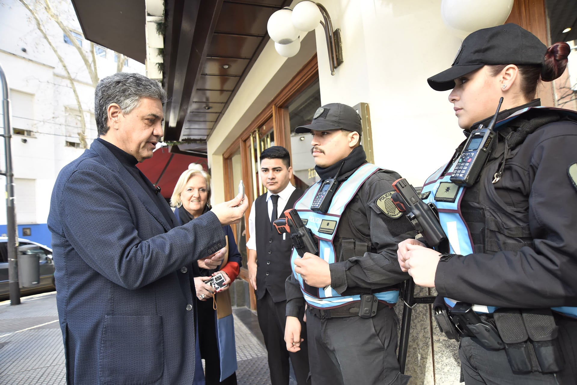 Jorge Macri y Policía de la Ciudad con pistolas Byrna de baja letalidad