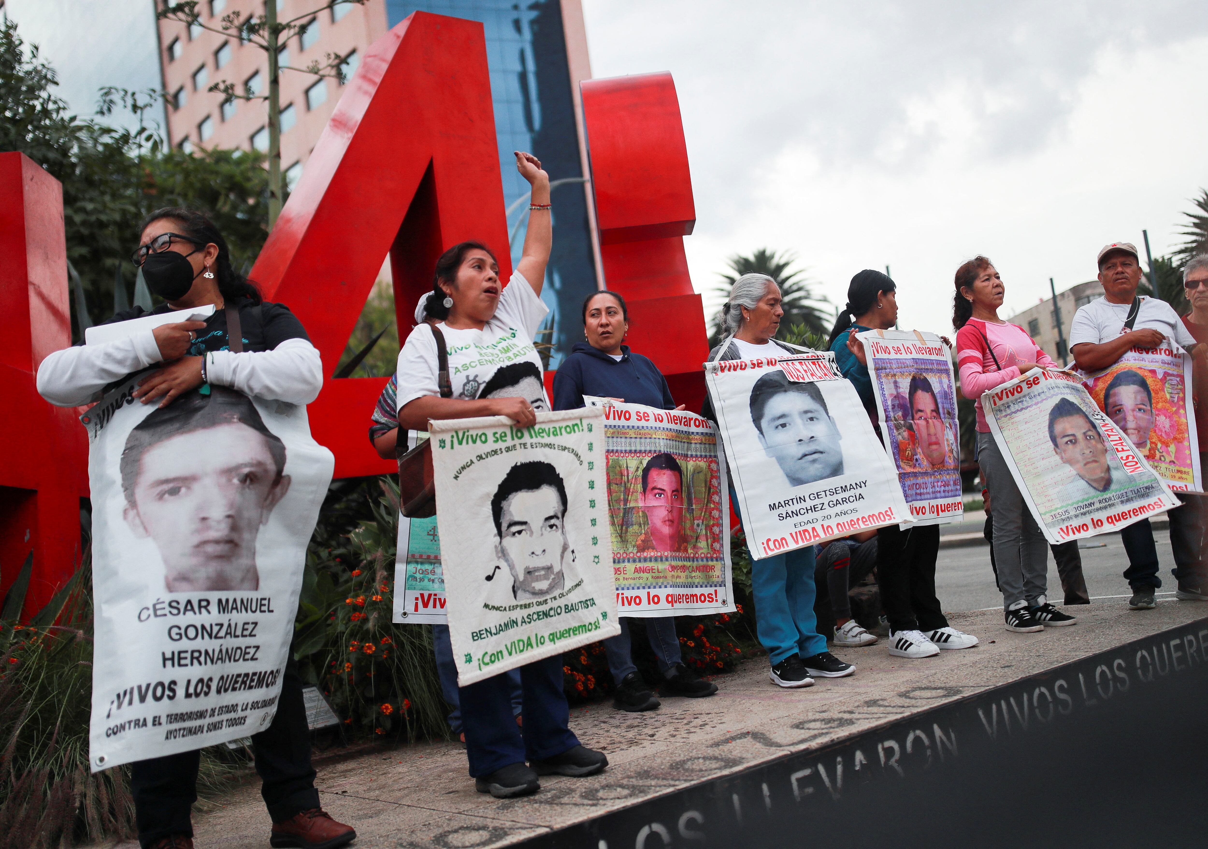 Los familiares de los 43 normalistas acusan que la investigación se detuvo al momento de llegar al Ejército. REUTERS/Henry Romero