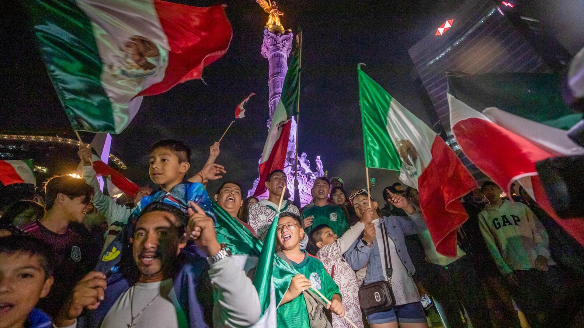 La bandera ondea en honor al Mes Patrio y la Independencia de México, celebrando el espíritu nacional en septiembre