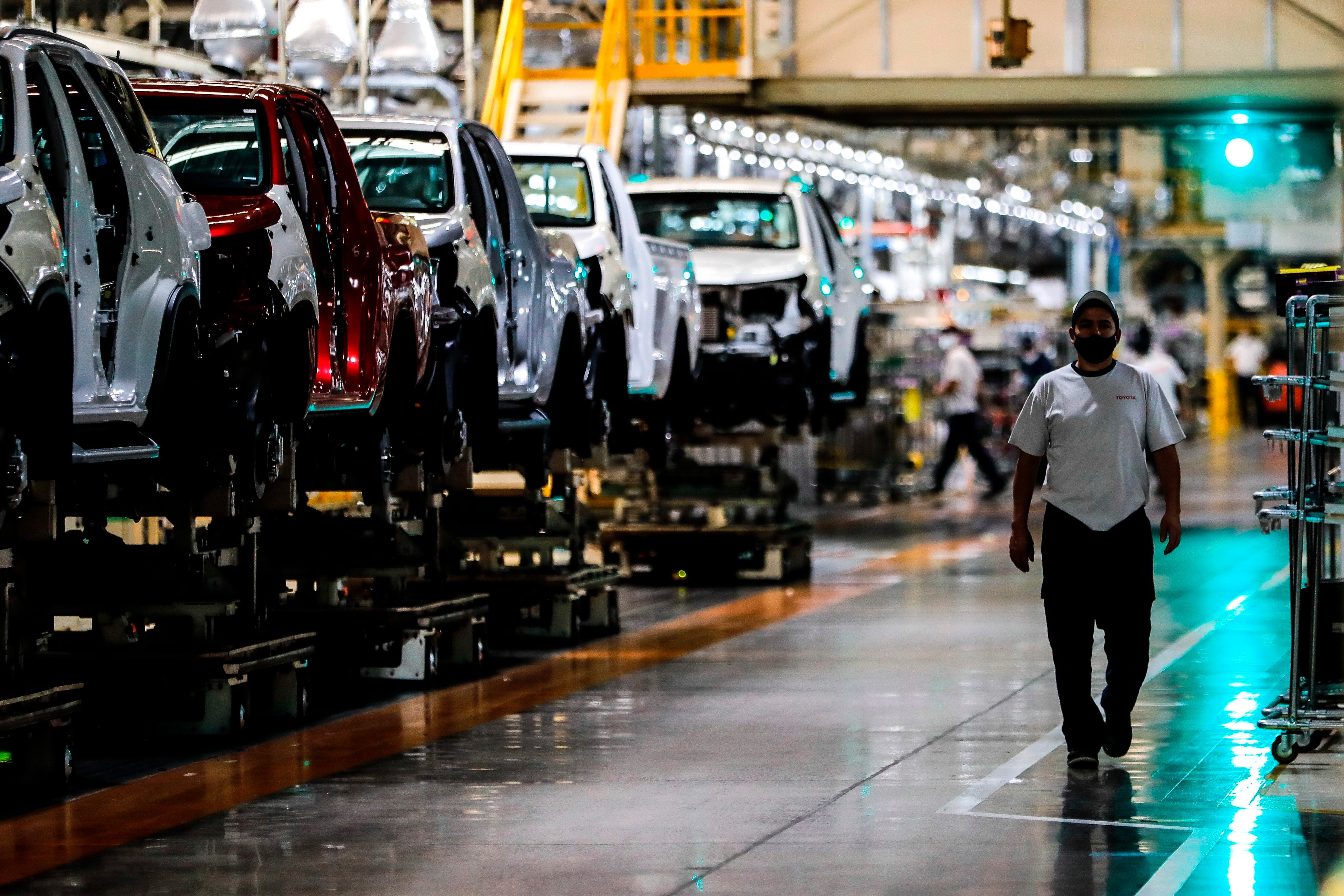 La industria automotriz está proyectando un 18% menos de ventas en el mercado interno para 2024. EFE/ Juan Ignacio Roncoroni/Archivo
