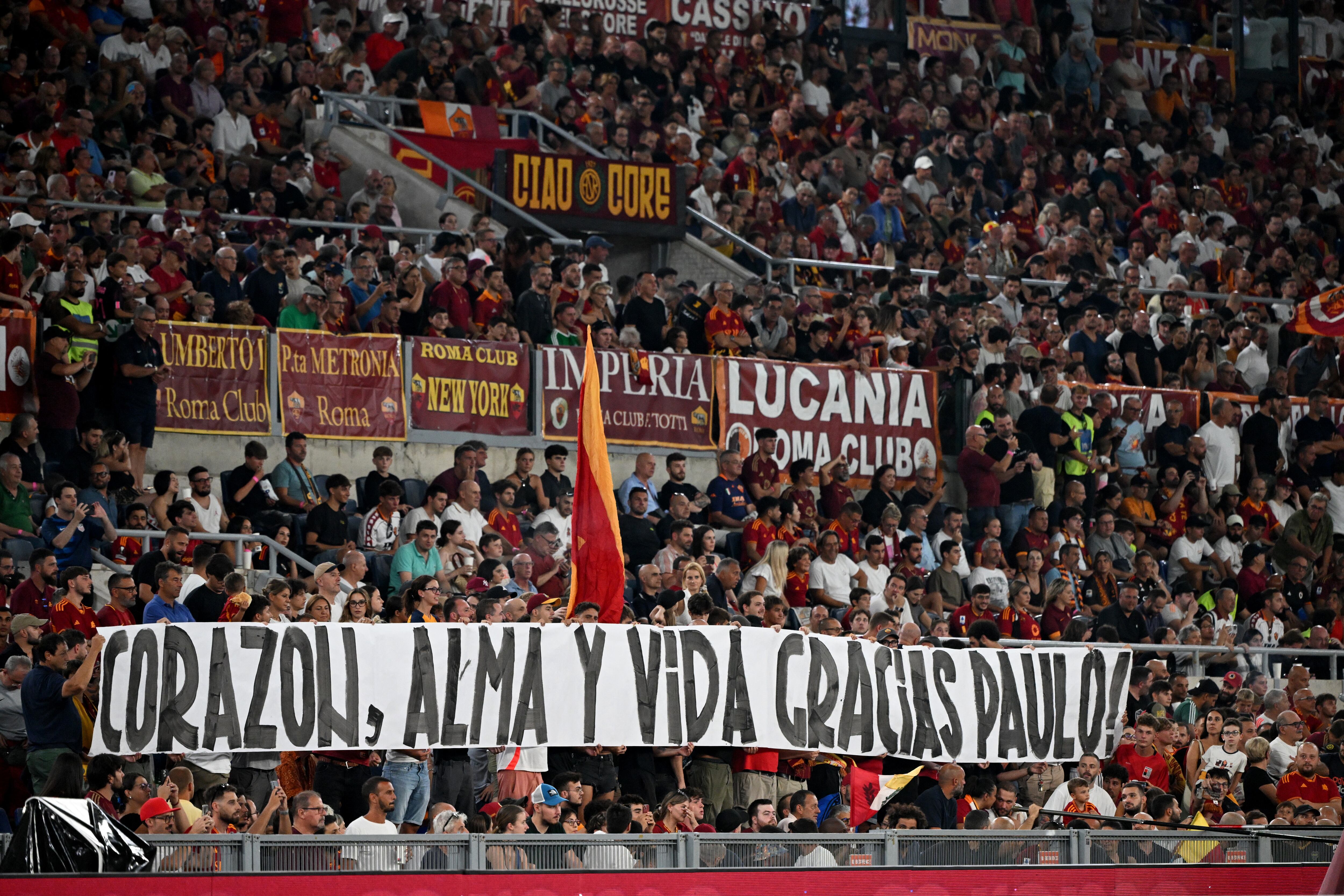 La pancarta de los hinchas romanos por Dybala (Reuters)