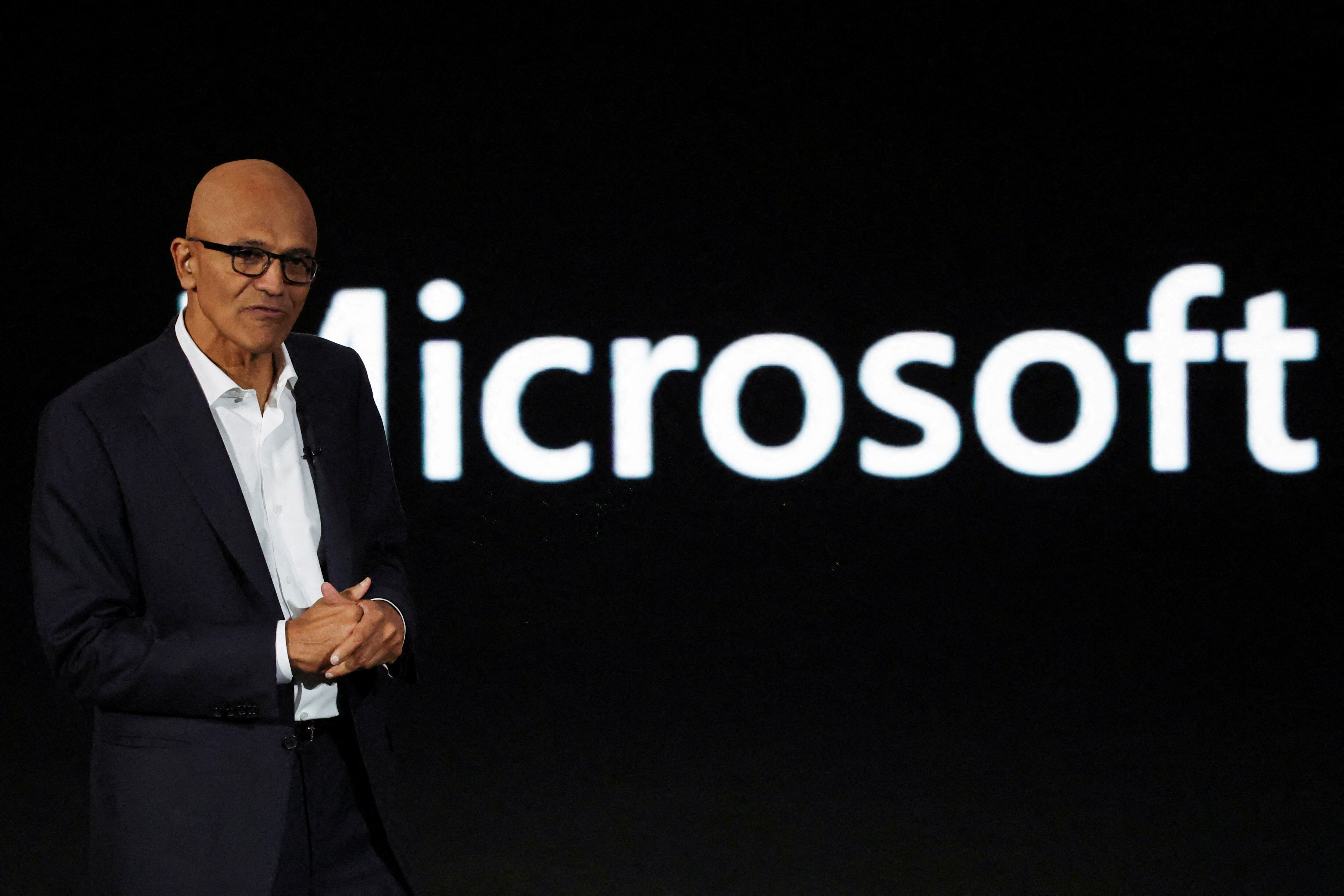 Satya Nadella, CEO de Microsoft, invitó a los clientes afectados a comunicarse con la asistencia técnica de las compañías involucradas. REUTERS/Ajeng Dinar Ulfiana/File Photo