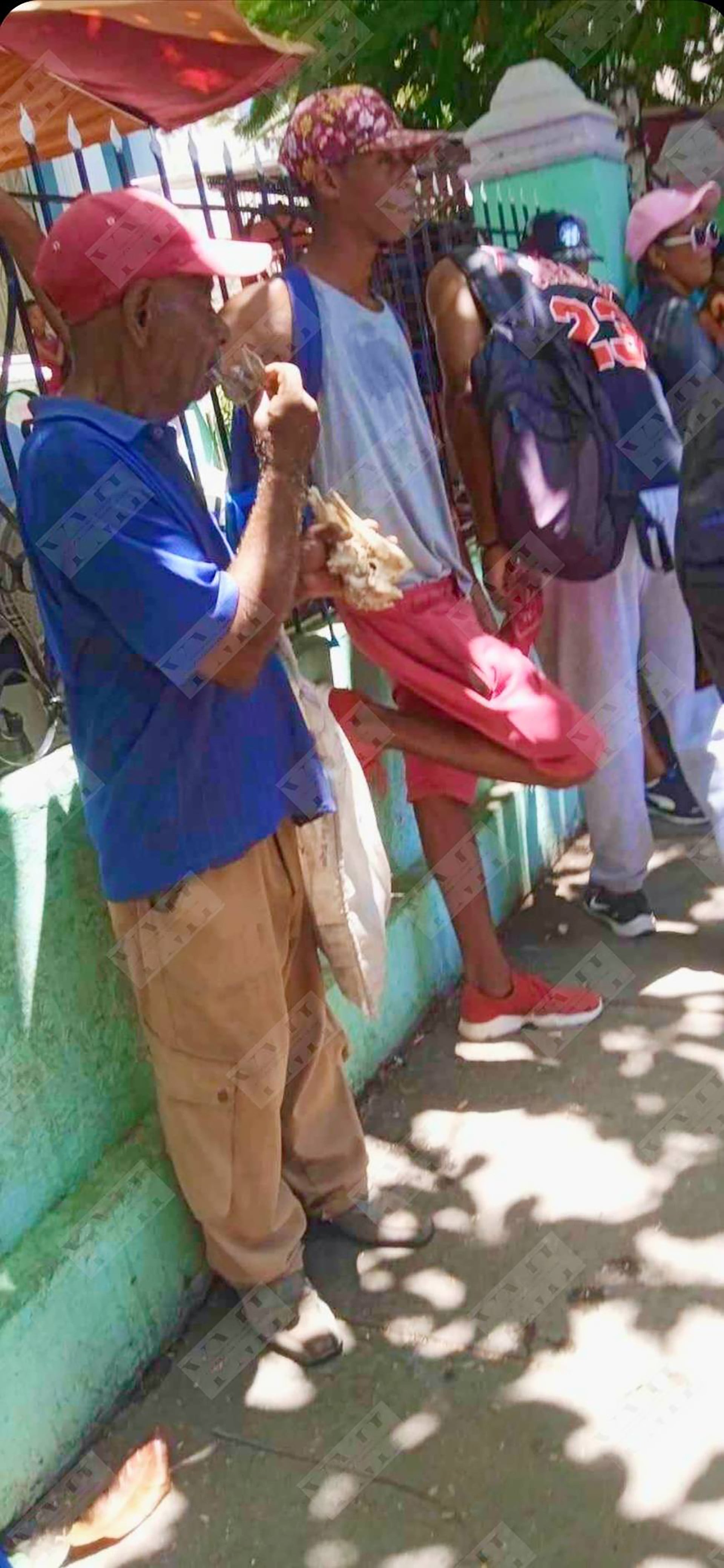 Trasladan bandejas de pan sin hornear por calles de Santiago de Cuba