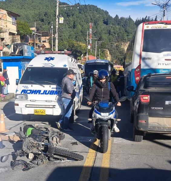 Accidente en la vía La Calera entre un motociclista y un ciclista