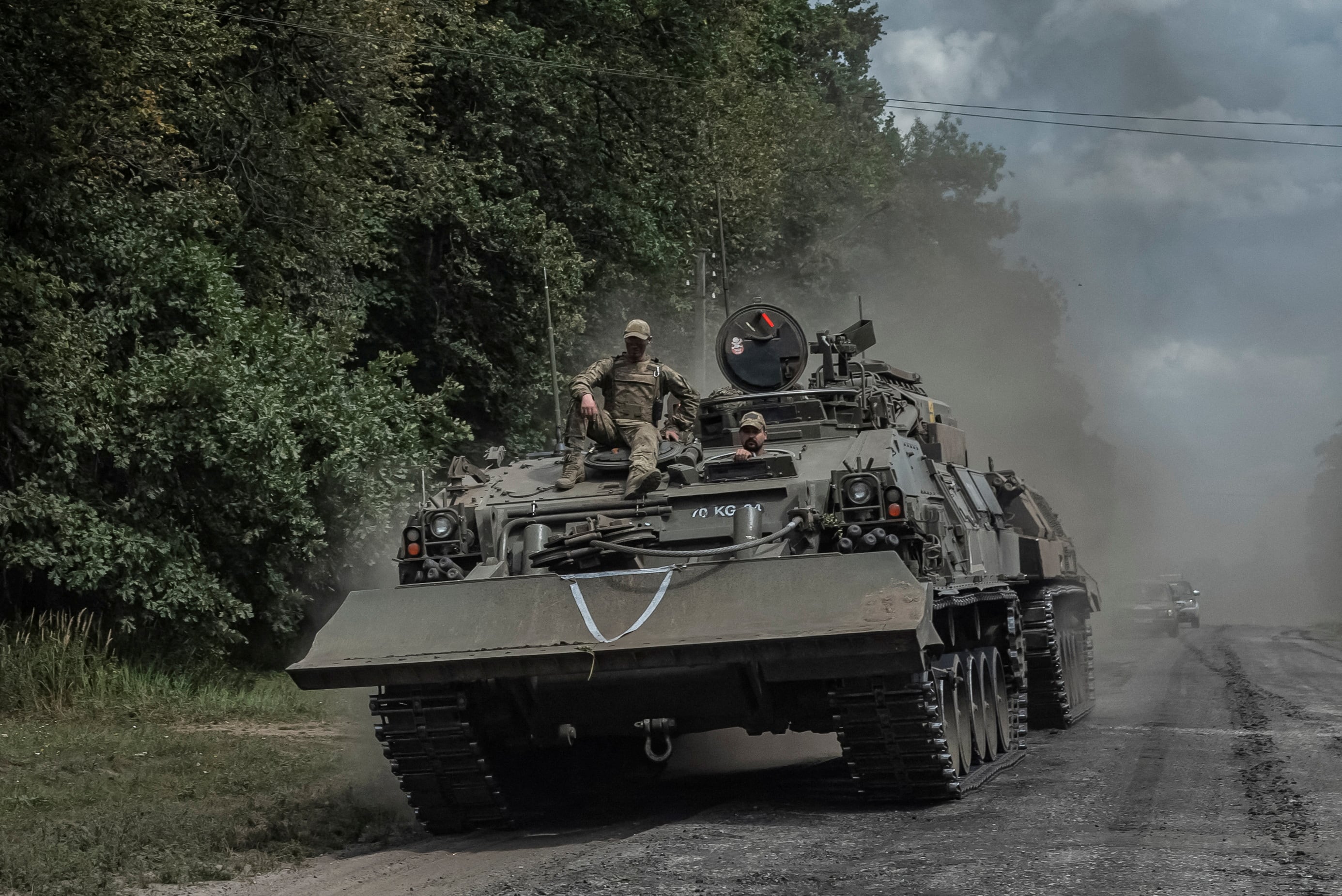 Un tanque ucraniano avanza cerca de la frontera con Rusia, en la región de Sumy (REUTERS/Viacheslav Ratynskyi)