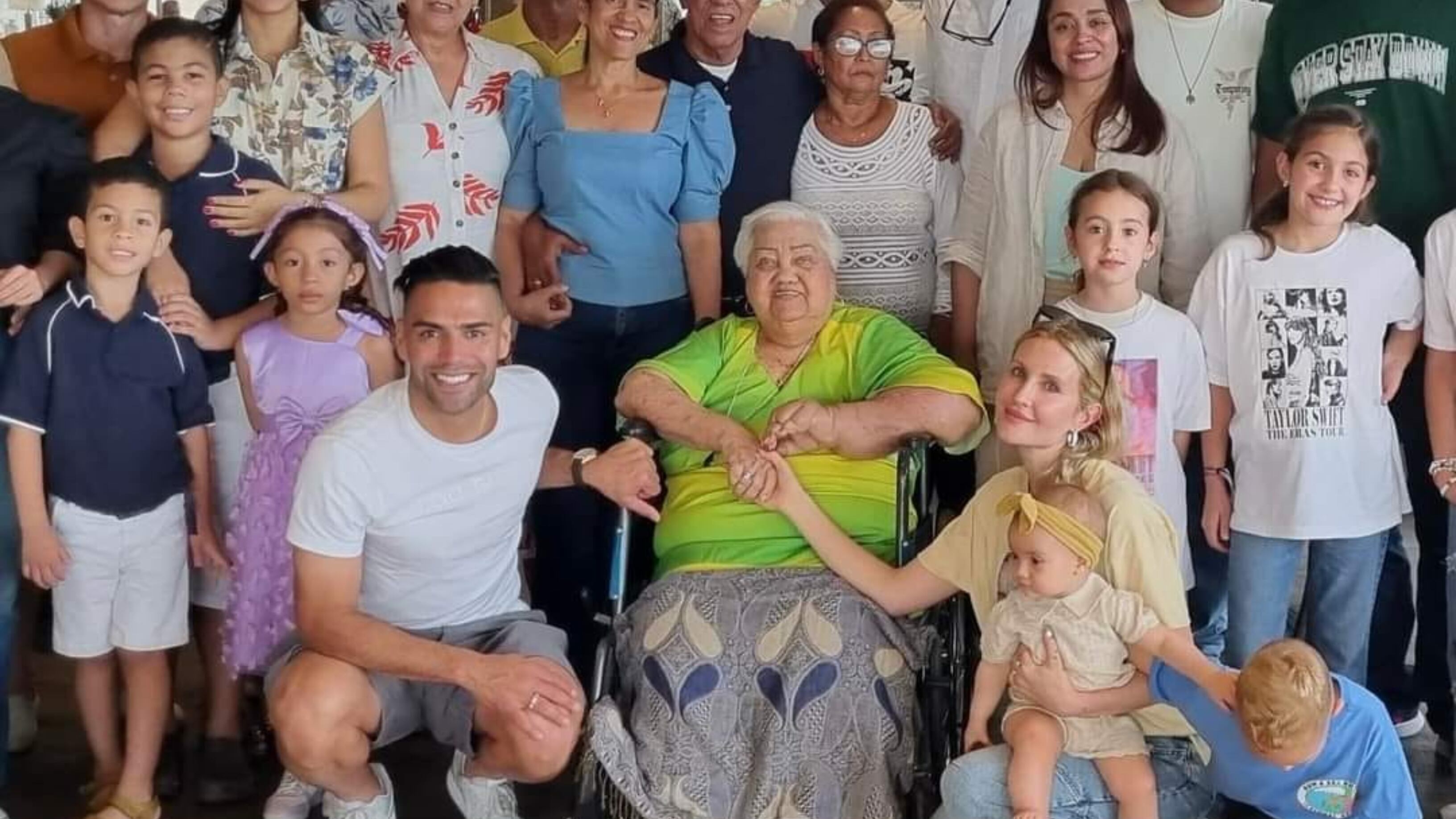 Radamel Falcao García junto a su abuela Denis King y otros miembros de su familia paterna - crédito Falcao/Instagram