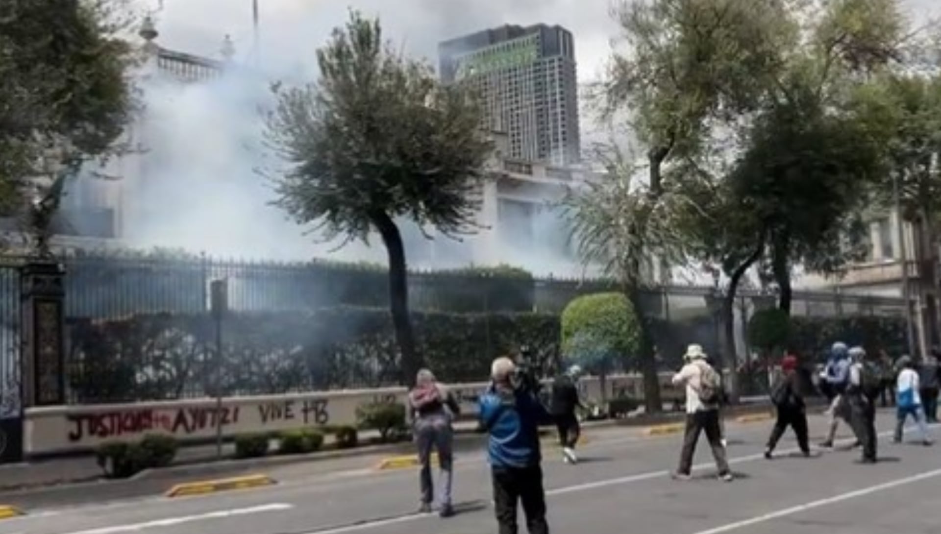 Presuntos normalistas de Ayotzinapa arrojan petardos al edificio de la Segob