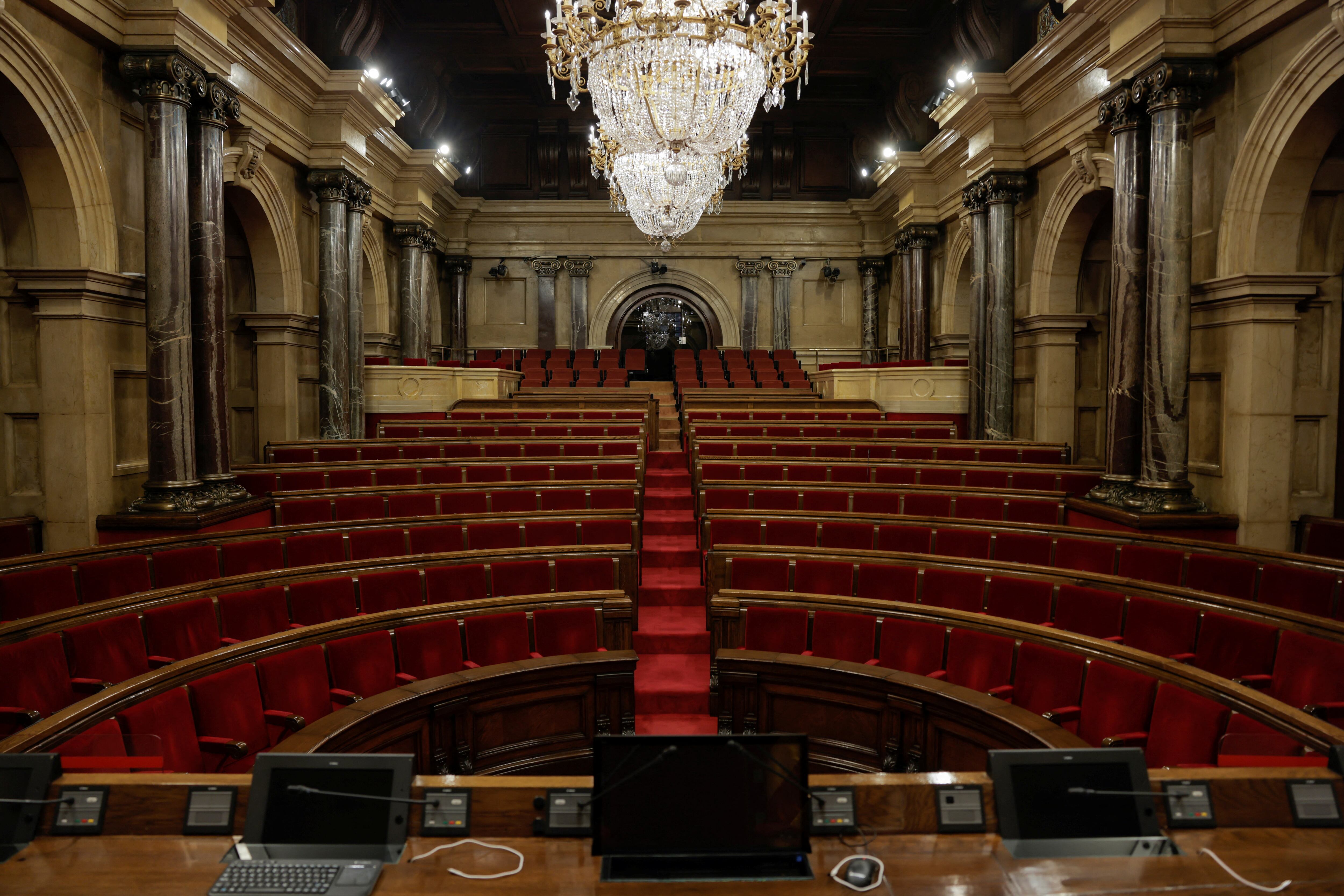 Bancada vacía del Parlament de Cataluña. (Reuters/Jon Nazca)