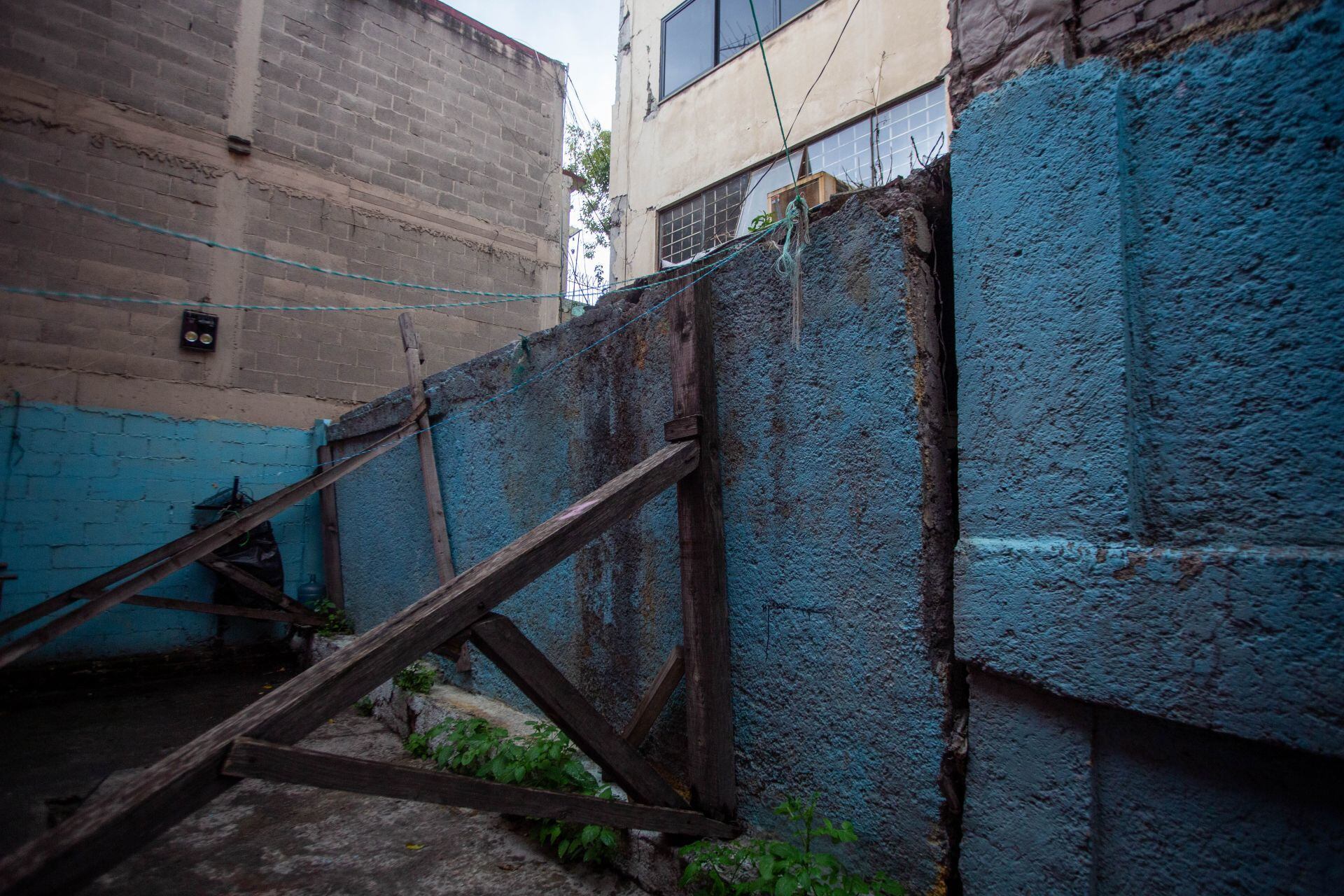 CIUDAD DE MÉXICO, 17SEPTIEMBRE2022.- Tras el sismo de 7.7 grados, se reportó que el edificio ubicado entre calle Dr J. Navarro y Dr. Lucio, tuvo daños notorios. Al inspeccionar el edifico la autoridad se percató de que había daño estructural, por lo que hay que tomar cartas en el asunto. Los vecinos comentan que la estructura ya presentaba daños desde los anteriores sismos, pero que se había reportado sin tener respuesta favorable..   FOTO: TOMAS ACOSTA / CUARTOSCURO.COM