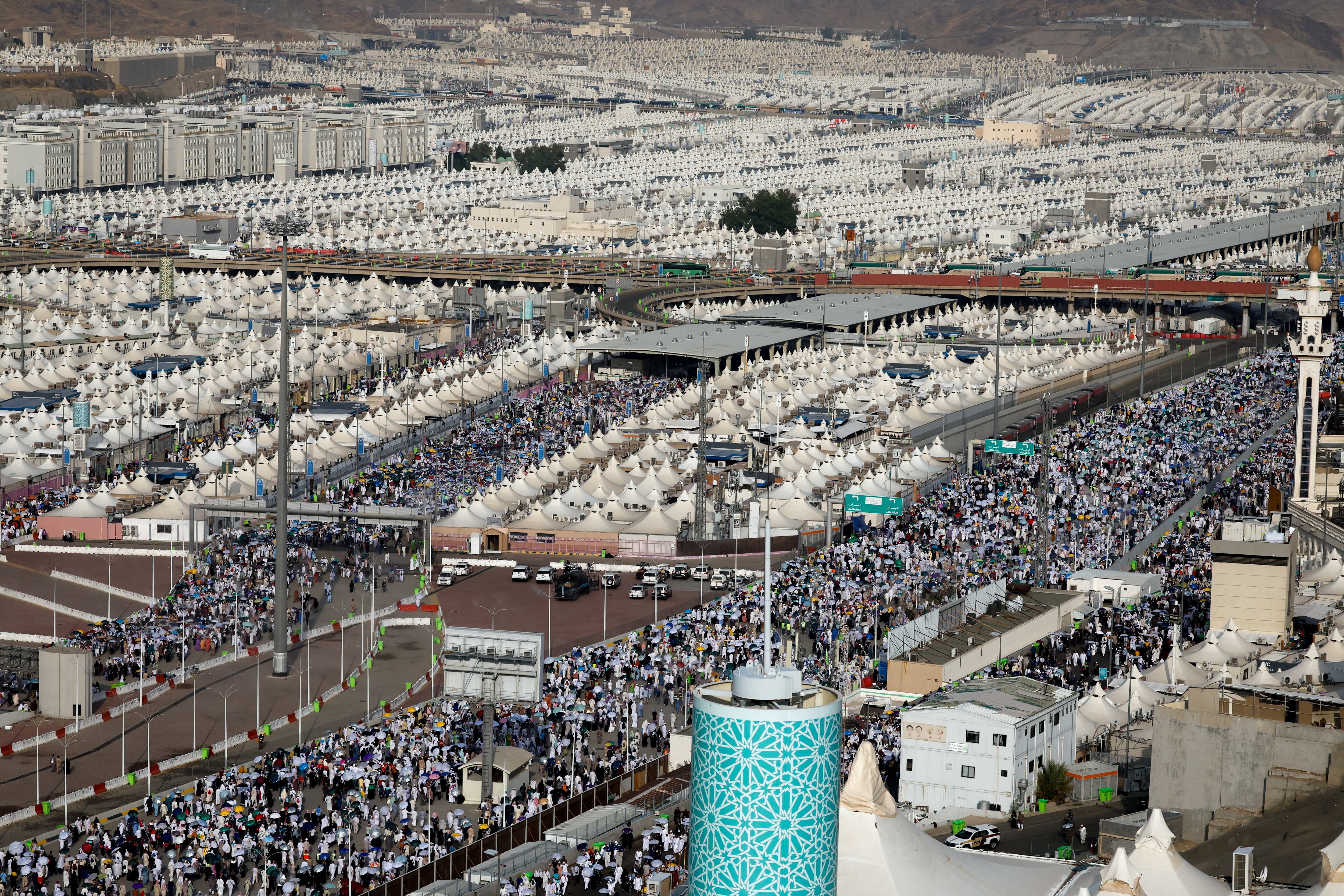 Peregrinos musulmanes caminan el segundo día del ritual de lapidación de Satanás, durante la peregrinación anual haj, en Mina, Arabia Saudita (REUTERS/Mohammed Torokman)
