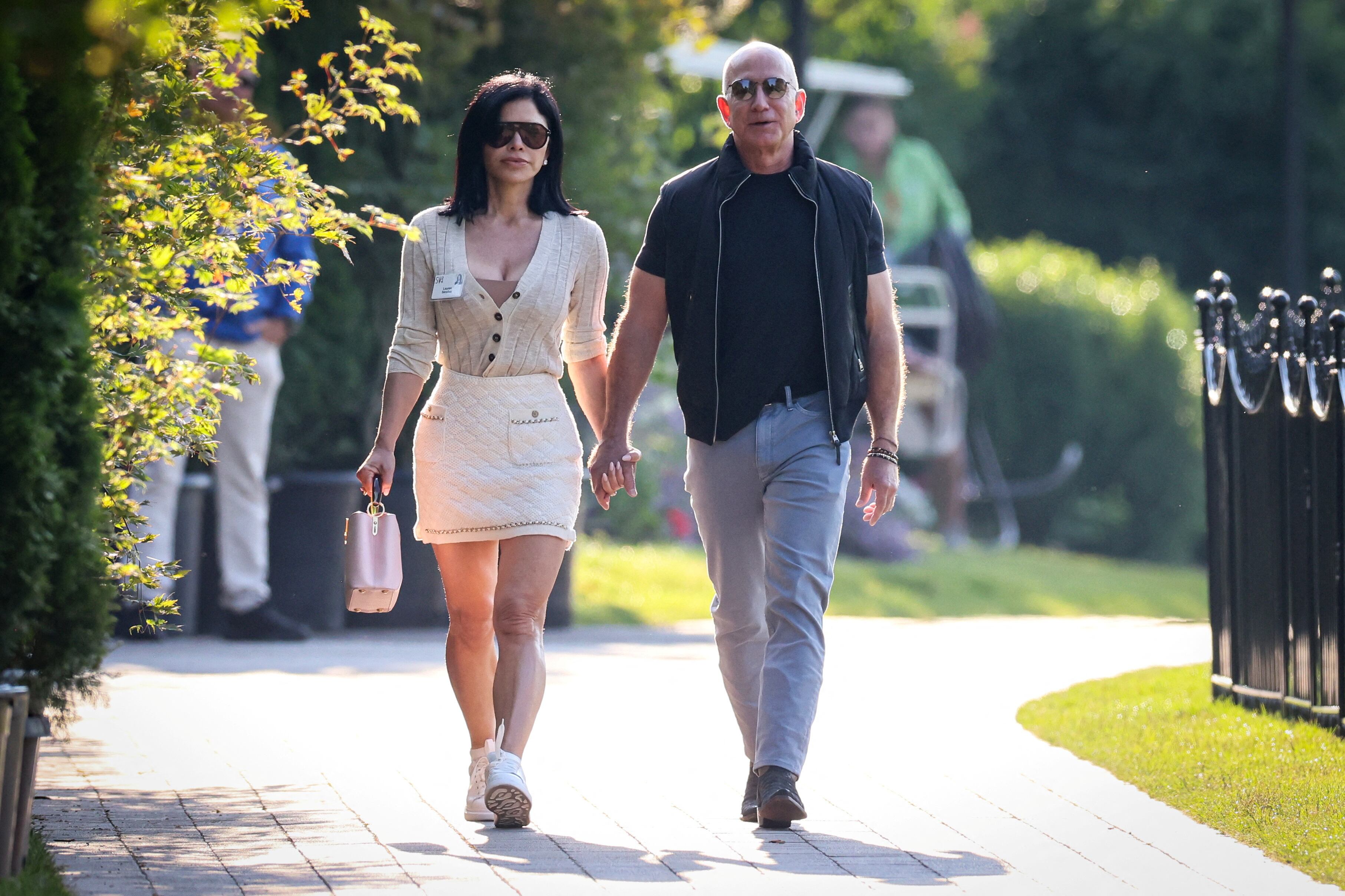 Jeff Bezos y Lauren Sánchez, ayer en los jardines del Sun Valley Resort