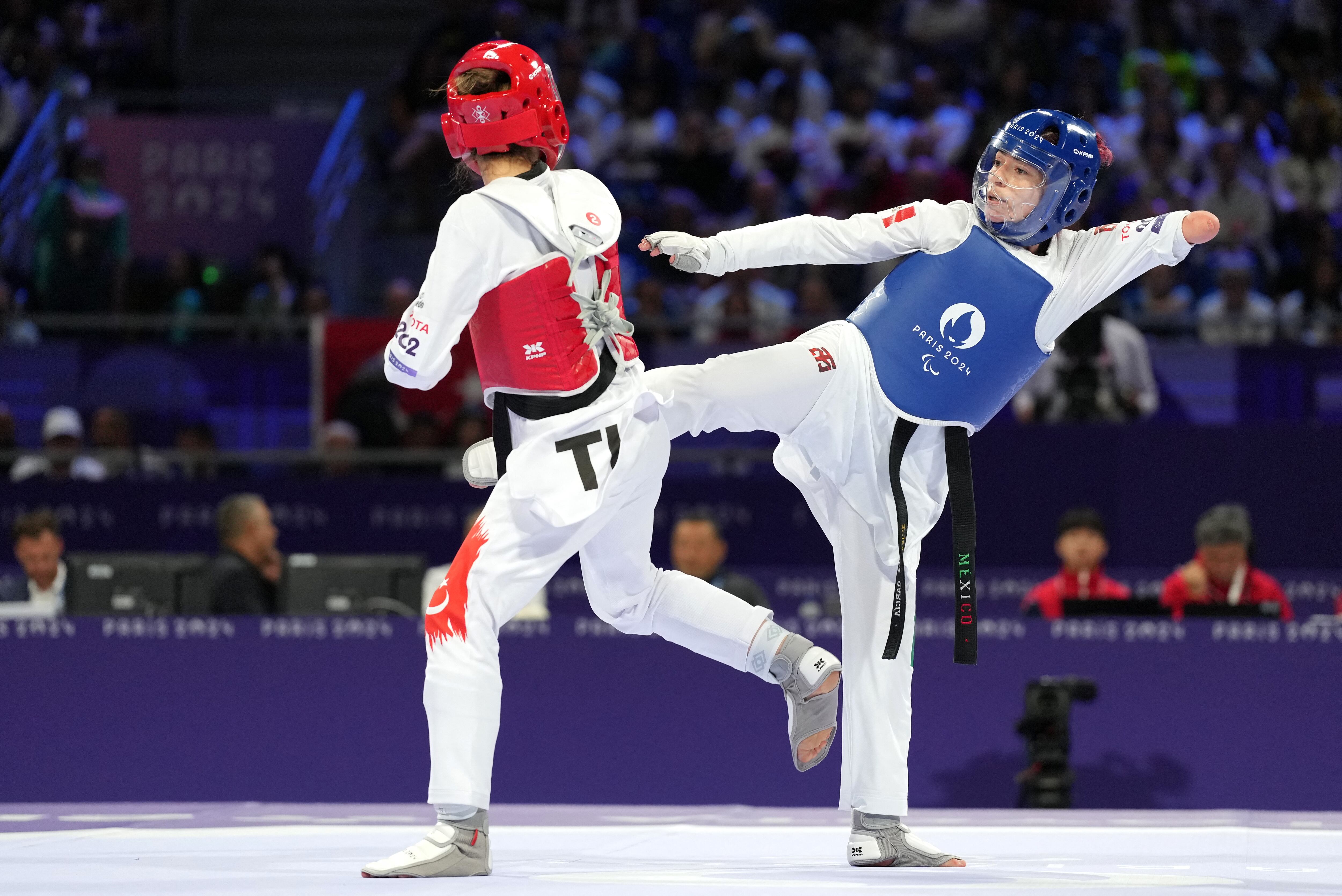 Paris 2024 Paralympics - Taekwondo - Women K44 -52kg Bronze Medal Contest - Grand Palais, Paris, France - August 29, 2024  Jessica Garcia Quijano of Mexico in action against Meryem Betul Cavdar of Turkey. REUTERS/Maja Smiejkowska