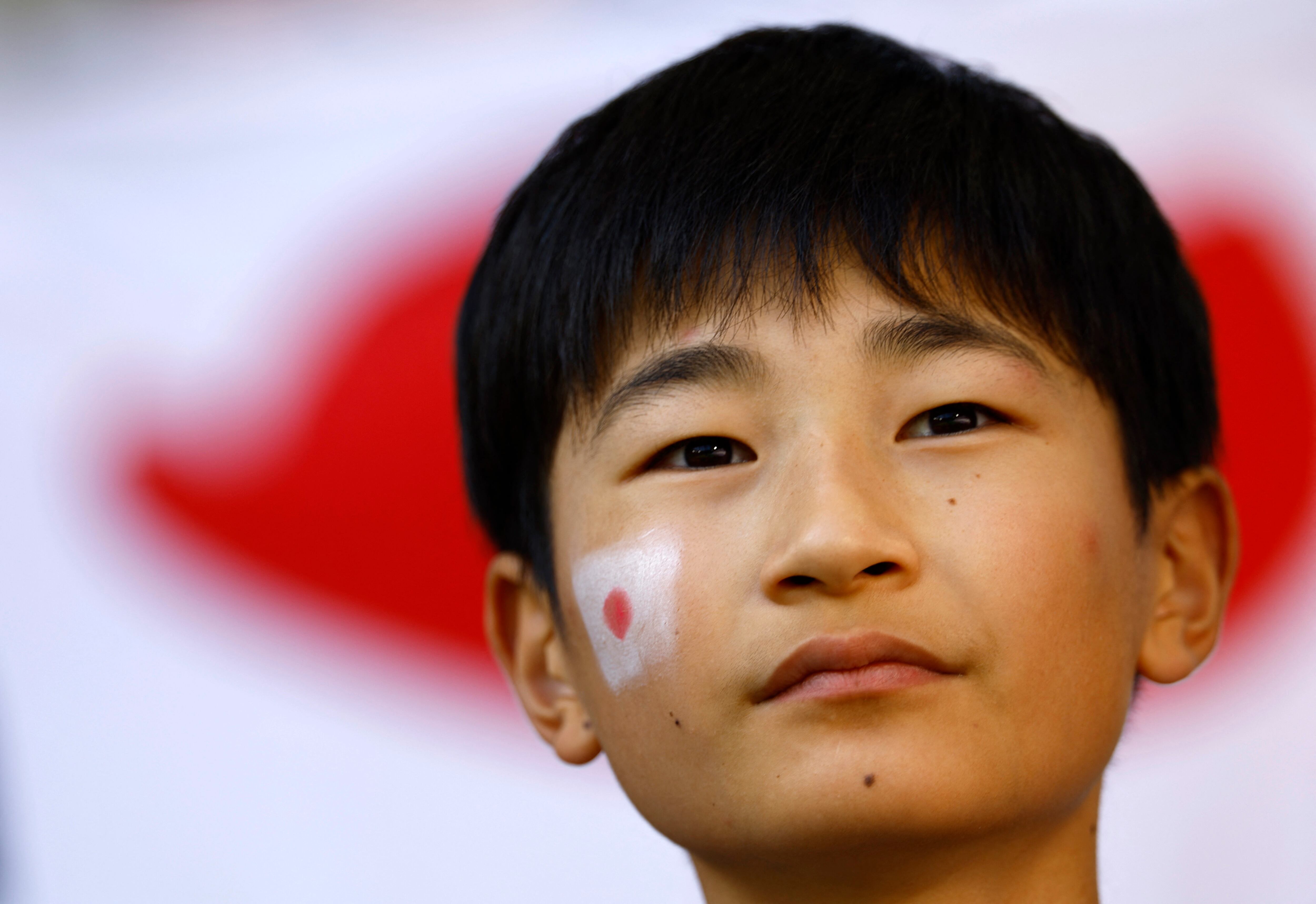 Un joven simpatizante de Japón observa el partido entre su seleccionado de fútbol ante Paraguay, en Burdeos. Los nipones golearon 5-0 en su debut olímpico en París 2024 (REUTERS/Susana Vera)