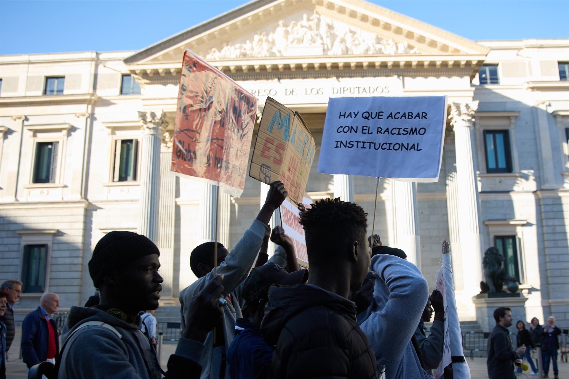 Varias personas se concentran frente al Congreso en defensa de la ILP RegularizaciónYa el pasado mes de abril. (Jesús Hellín / Europa Press)