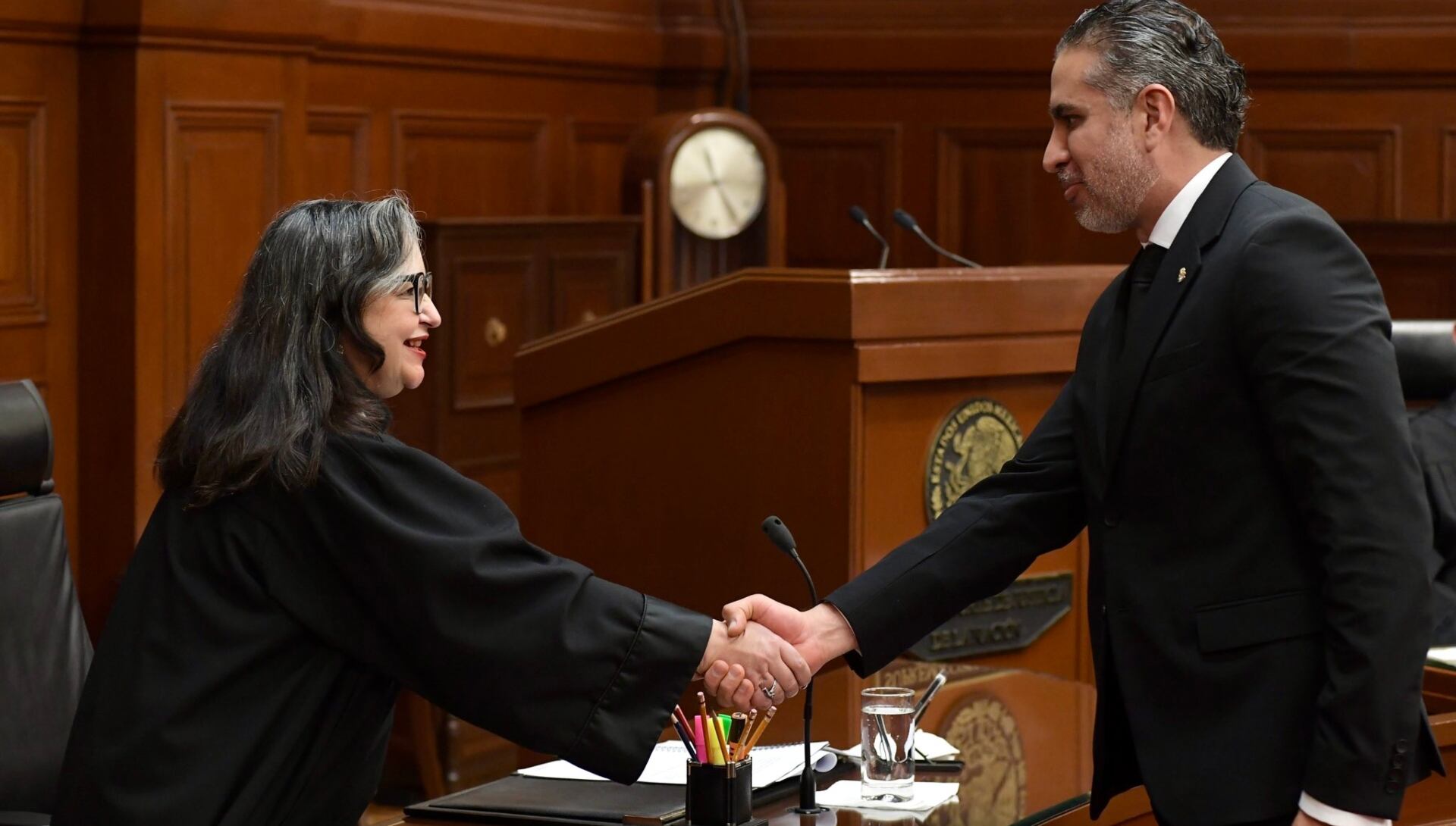 Gómez Fierro durante su rendición de protesta como magistrado en la SCJN ante la ministra Norma Lucía Piña. (X/@JPgomezfierro)