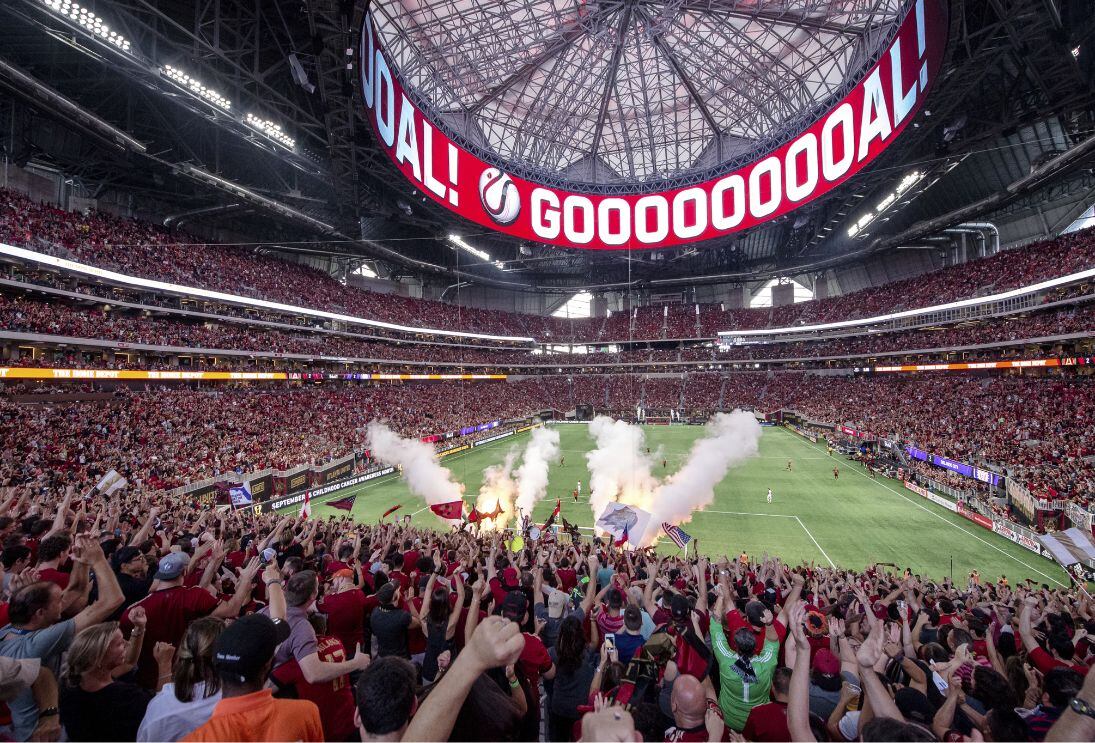 El estadio cuenta con una pantalla de 360 grados en la parte superior. (Foto: Mercedes-Benz Stadium)