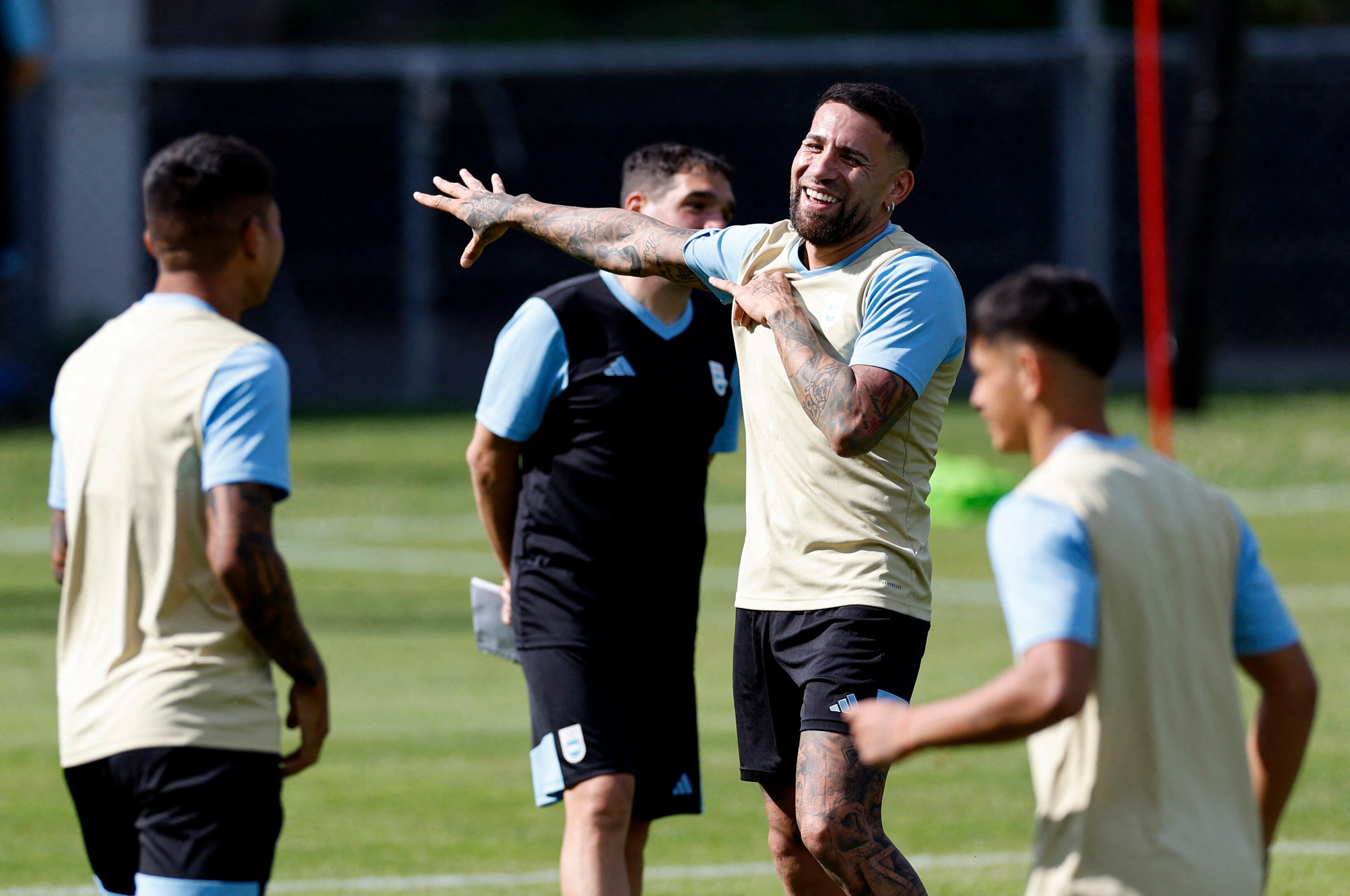 Nicolás Otamendi sonríe en el último entrenamiento de la selección olímpica antes del debut ante Marruecos en París 2024 (REUTERS/Thaier Al-Sudani)