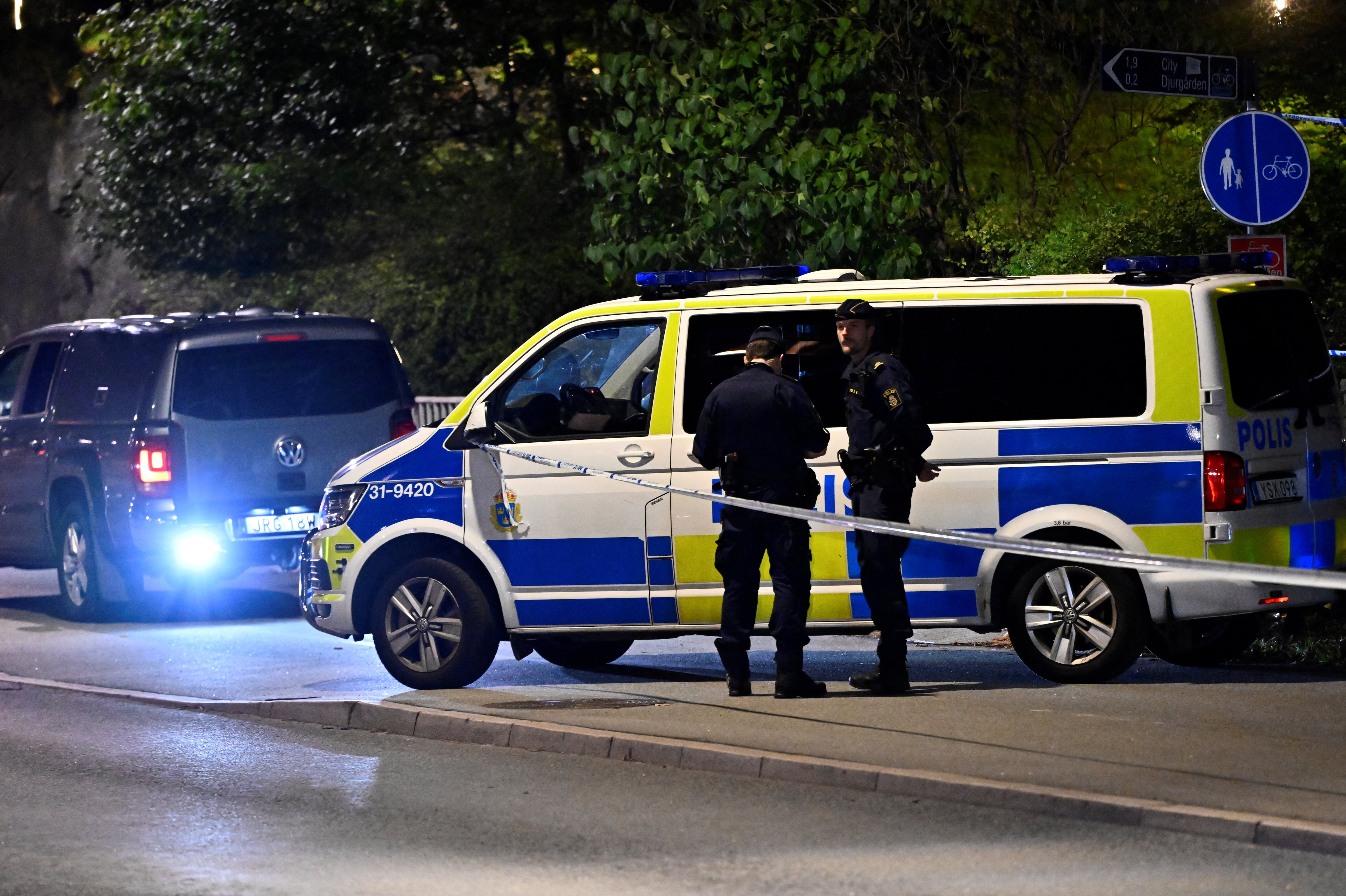 Agentes de policía frente a la embajada israelí después de un presunto tiroteo cerca de la embajada, en Estocolmo (TT News Agency/Anders Wiklund/via REUTERS)