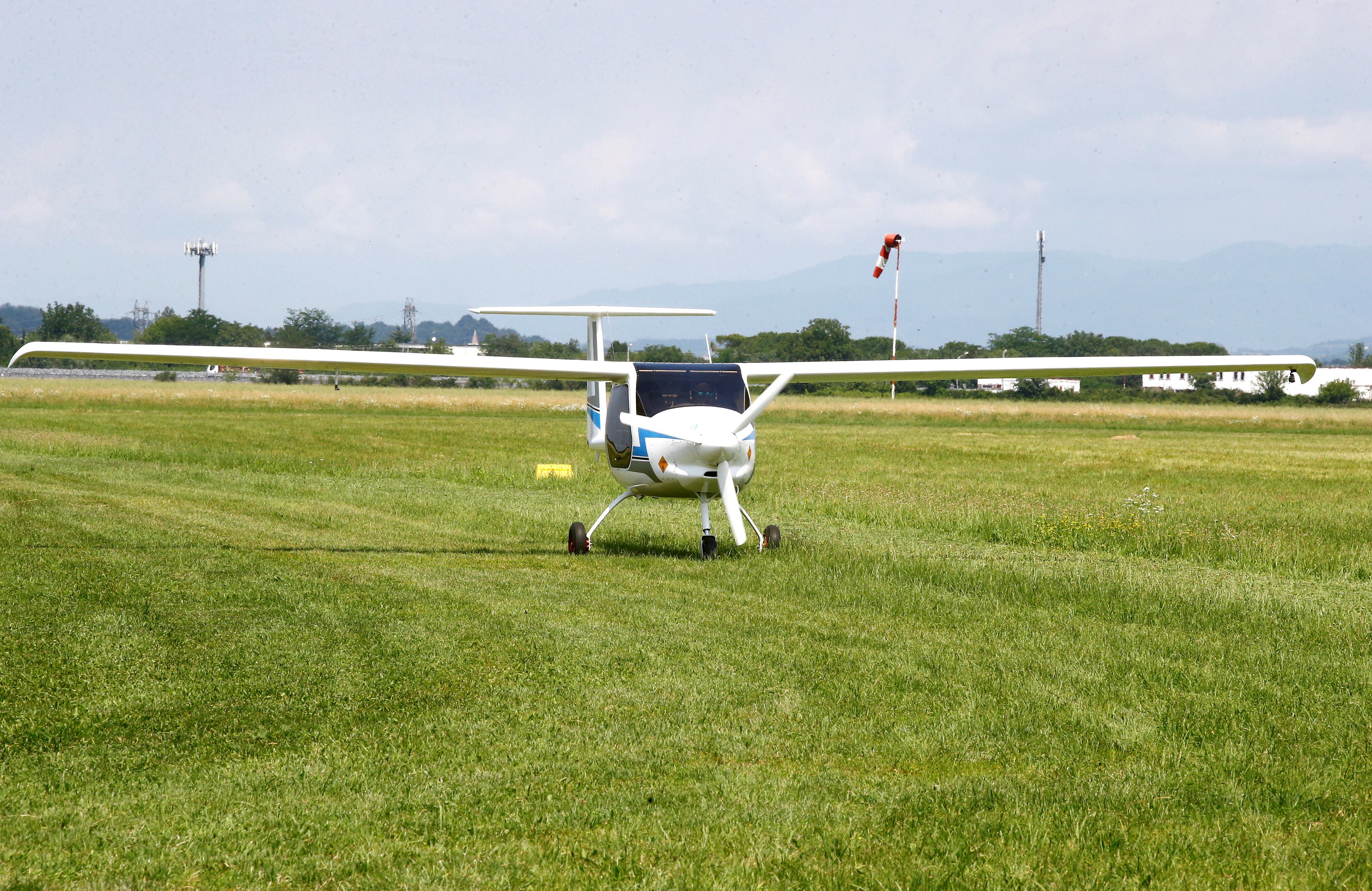 Pipistrel planea desarrollar un modelo de cuatro plazas con un alcance de 370 km y participa en el proyecto Unifier 19 para conectar áreas remotas en Europa con aviones eléctricos (REUTERS/Borut Zivulovic)