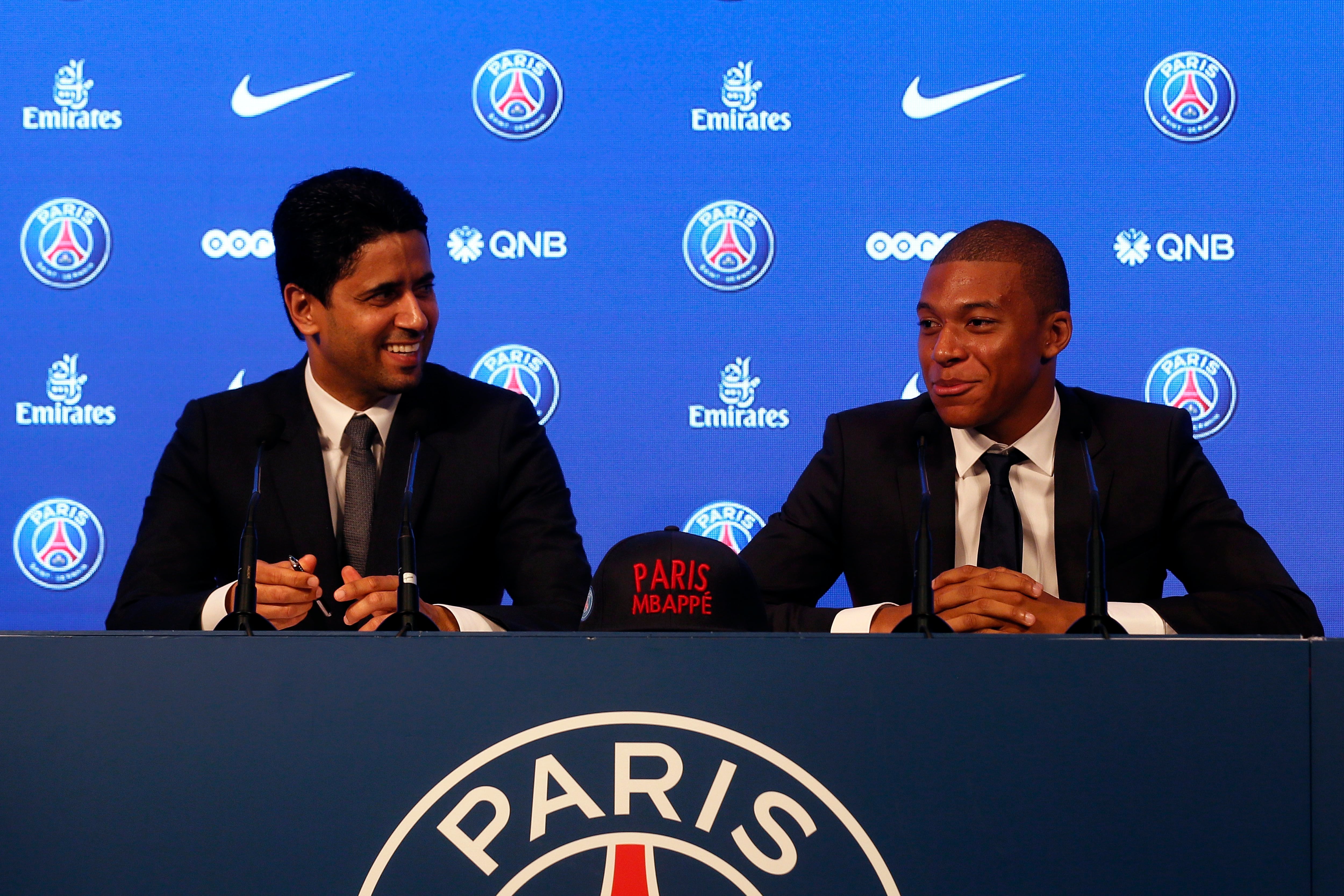 El dueño presidente del PSG Nasser Al-Khelaïfi y Kylian Mbappé (EFE / ETIENNE LAURENT)
